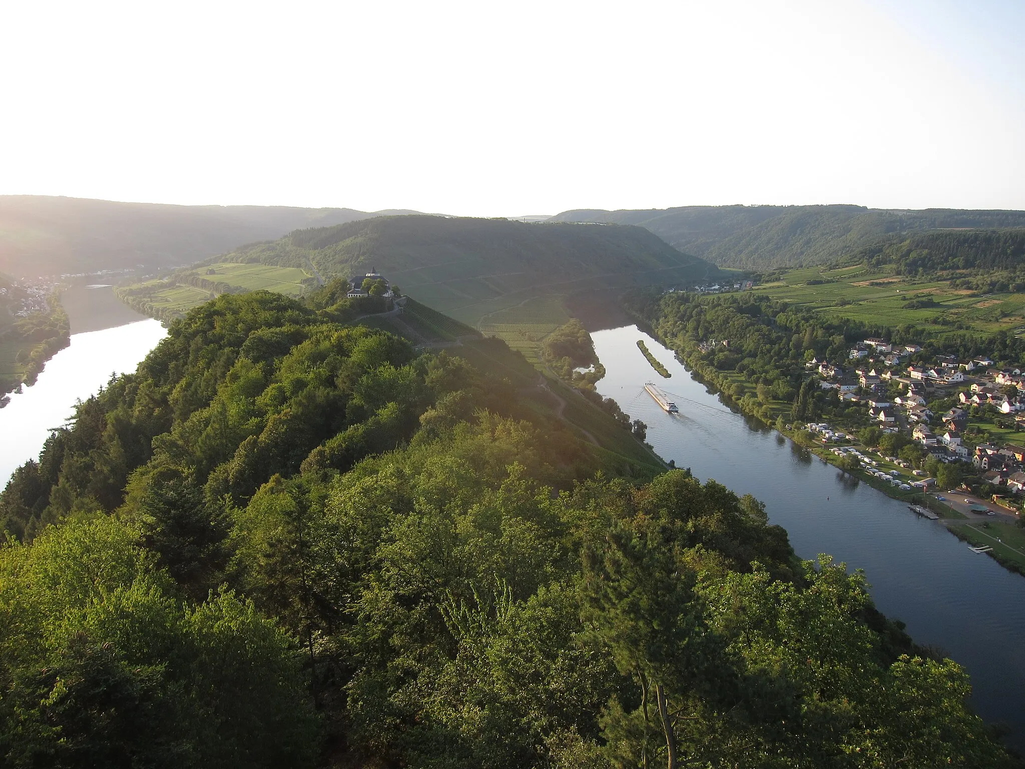 Photo showing: Mosel meander (schleife or hairpin needle) at Alf/Zell in the early morning, some 140 m higher from Prinzenkopf tower, looking South