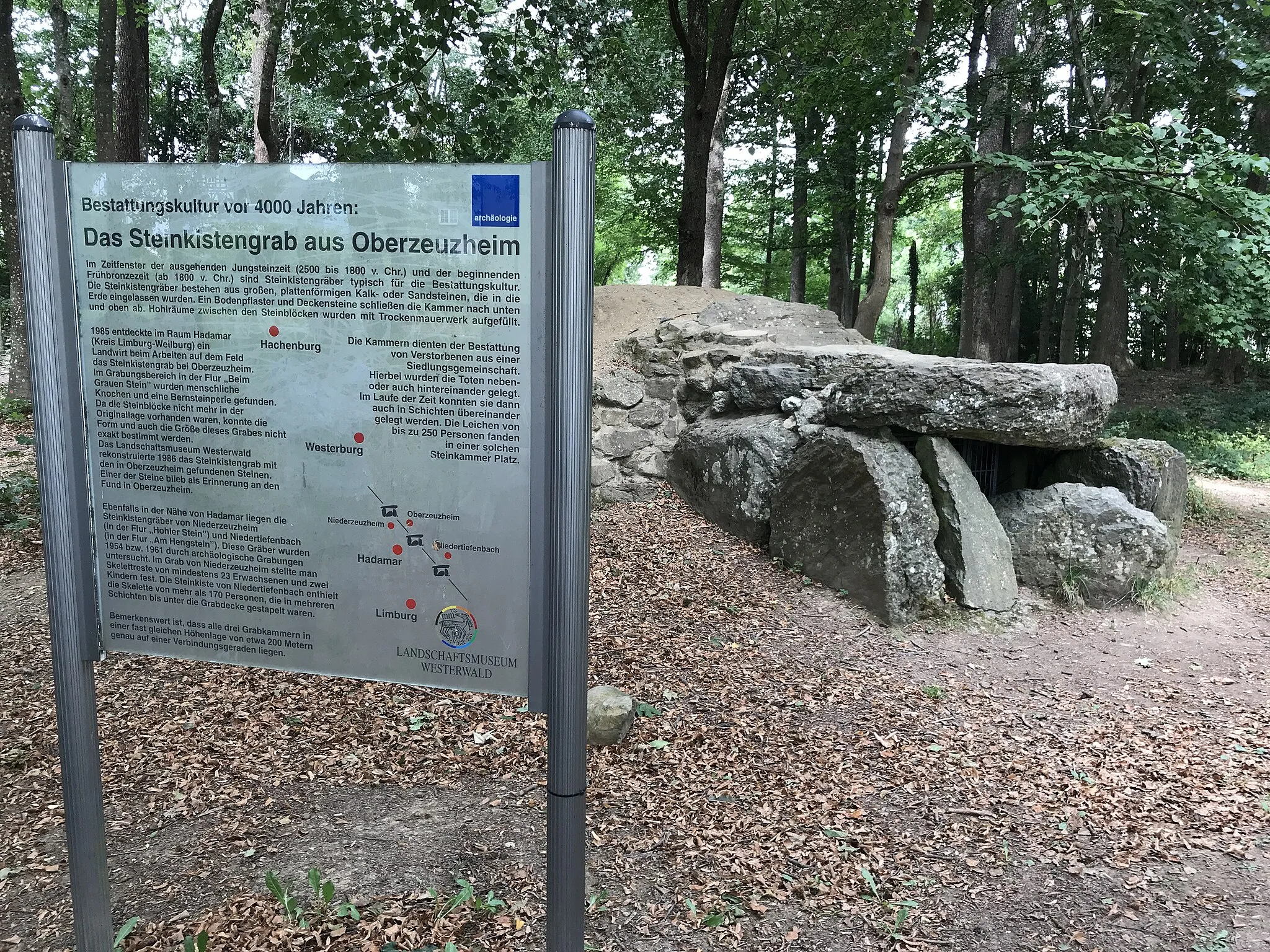 Photo showing: Das Steinkistengrab aus Oberzeuzheim mit seiner Infotafel