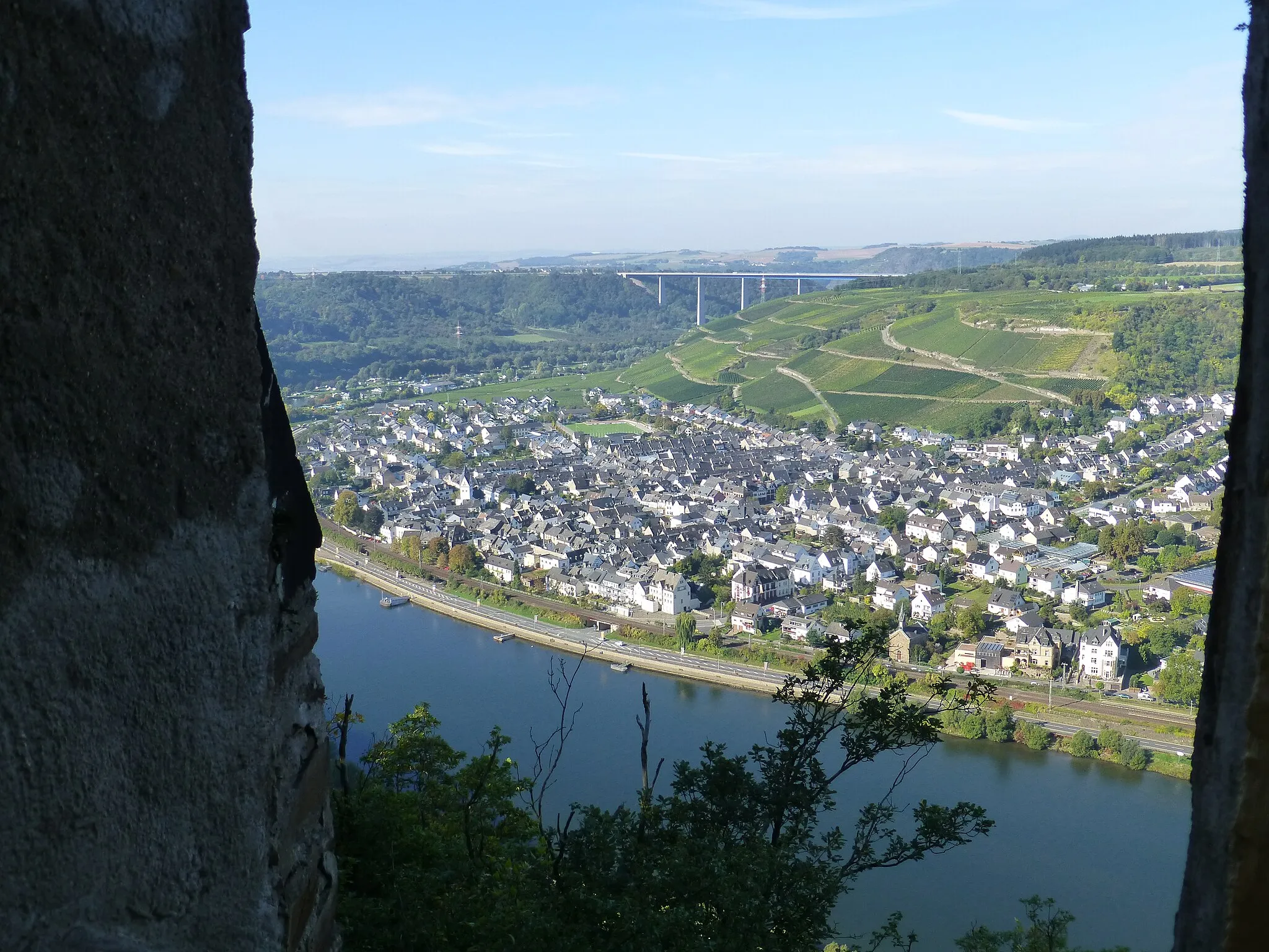 Photo showing: Carolaturm, Blick nach Westen über die Mosel auf Winningen und zur Moseltalbrücke der Autobahn A 61