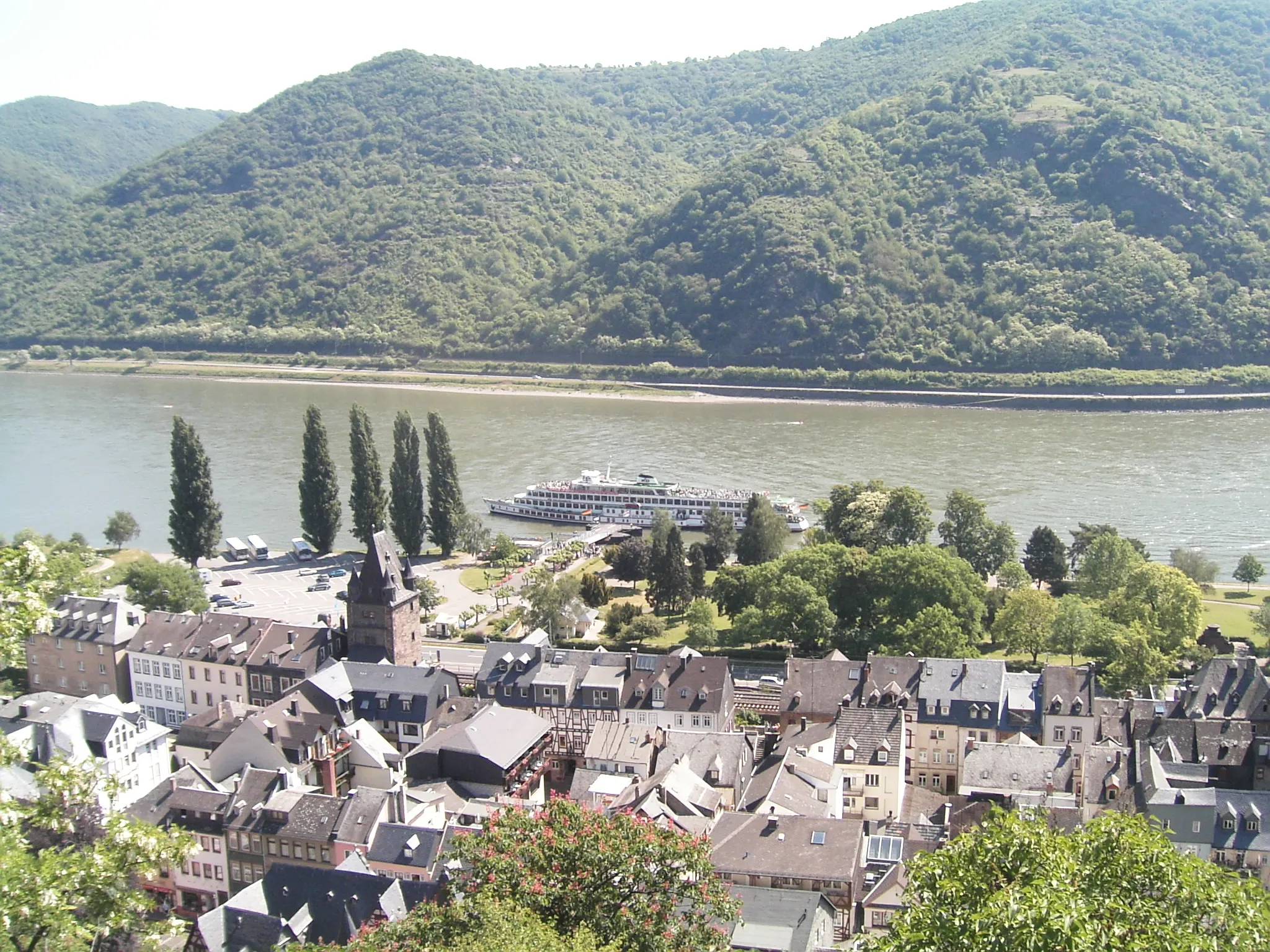 Photo showing: en:Bacharach, taken from en:Castle Stahleck, depicting a portion of the town, the en:Rhine and a passenger boat
Image created by Philip Hibbs on May 29th, 2004 and released into the public domain