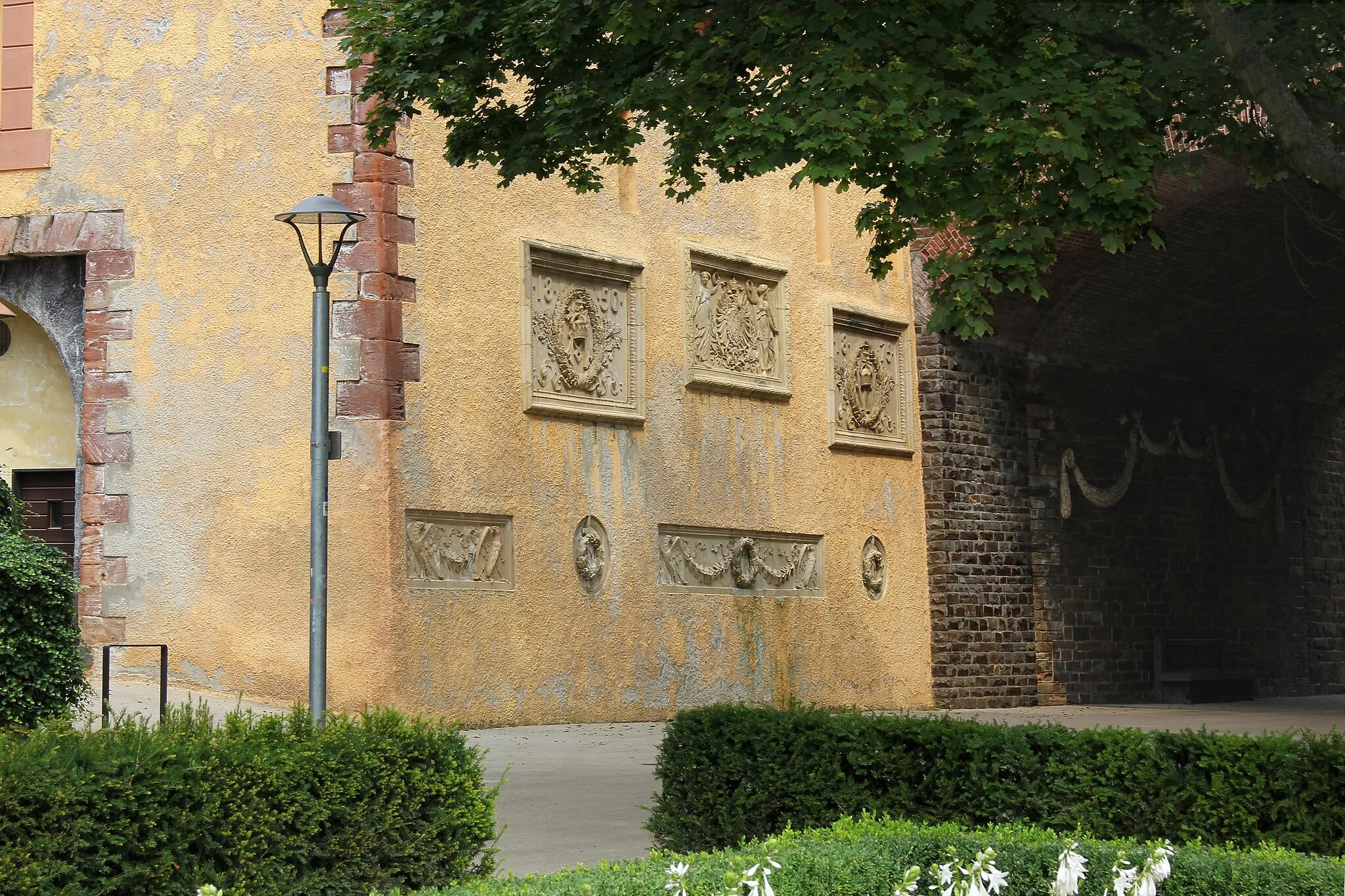 Photo showing: Königshalle in Koblenz, Nordflügel der um 1820 erbauten Rheinschlusskaserne mit Reliefs von 1875 zu Ehren des deutschen Kaiserpaars