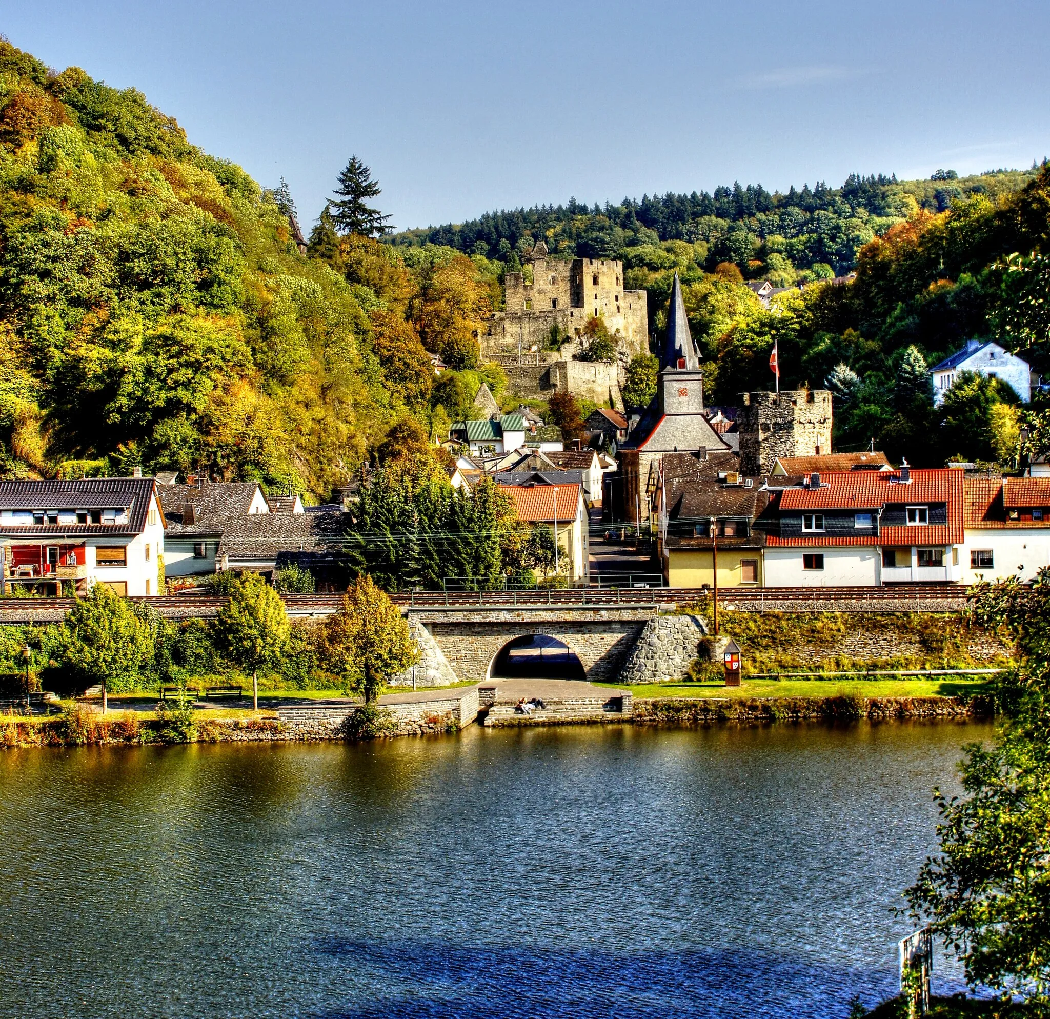 Photo showing: Um die  Stellung der in unmittelbarer Nähe liegende Schaumburg (flickr.com/photos/poly-image/8621867592) zu schwächen, ließ Balduin von Luxemburg, Erzbischof von Trier 1320 die Burg Balduinstein errichten und übergab sie dem Ritter Dietrich von Staffel. Dieses Geschlecht baute die Burg in den nächsten Jahrhunderten immer weiter aus, doch Anfang  des 17 Jhd begann der Verfall und der Kurfürst von Trier erteilte am Ende des dreißigjährigen Krieges die Abbruchgenehmigung.  Anfang der 18 Jhd. standen dann nur noch Teile der Aussenmauern.

To weaken the position of the neighboring castle Schaumburg (flickr.com/photos/poly-image/8621867592), let Baldwin of Luxembourg, Archbishop of Trier in 1320, built the castle Balduinstein and gave the castle to the knight Dietrich von Staffel. His family rebuilt the castle in the next centuries of and on, but at the beginning of the 17th century the decline of the castle began. Finally, after the Thirty Years War, the elector of Trier issued the demolition permit

Beginning of the 18 th century were then only parts of the exterior walls.