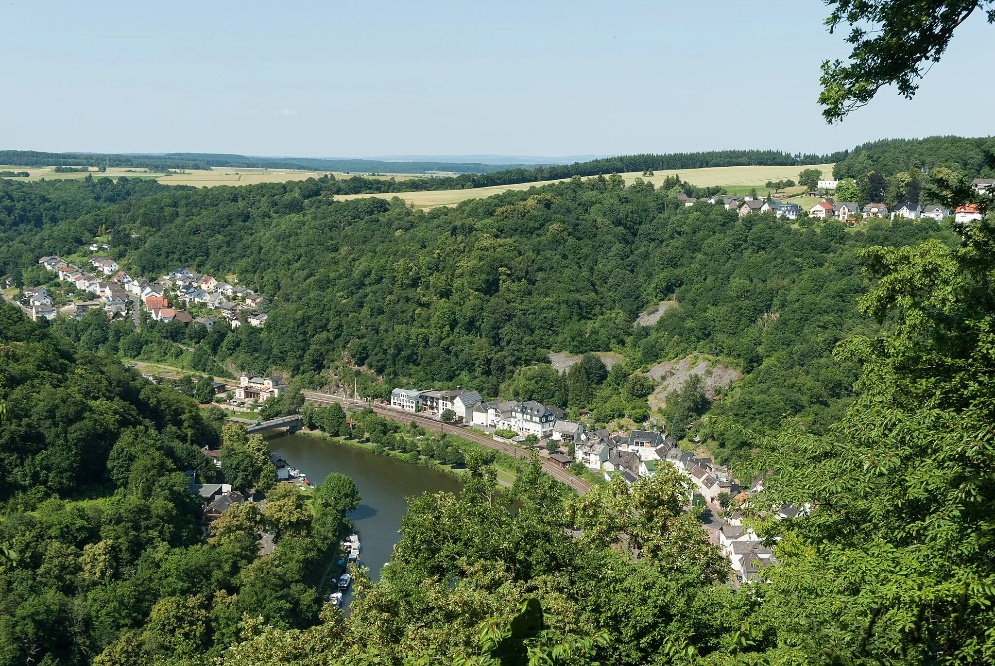 Photo showing: Blick von Süden auf Balduinstein, oben rechts der Ortsteil Hausen