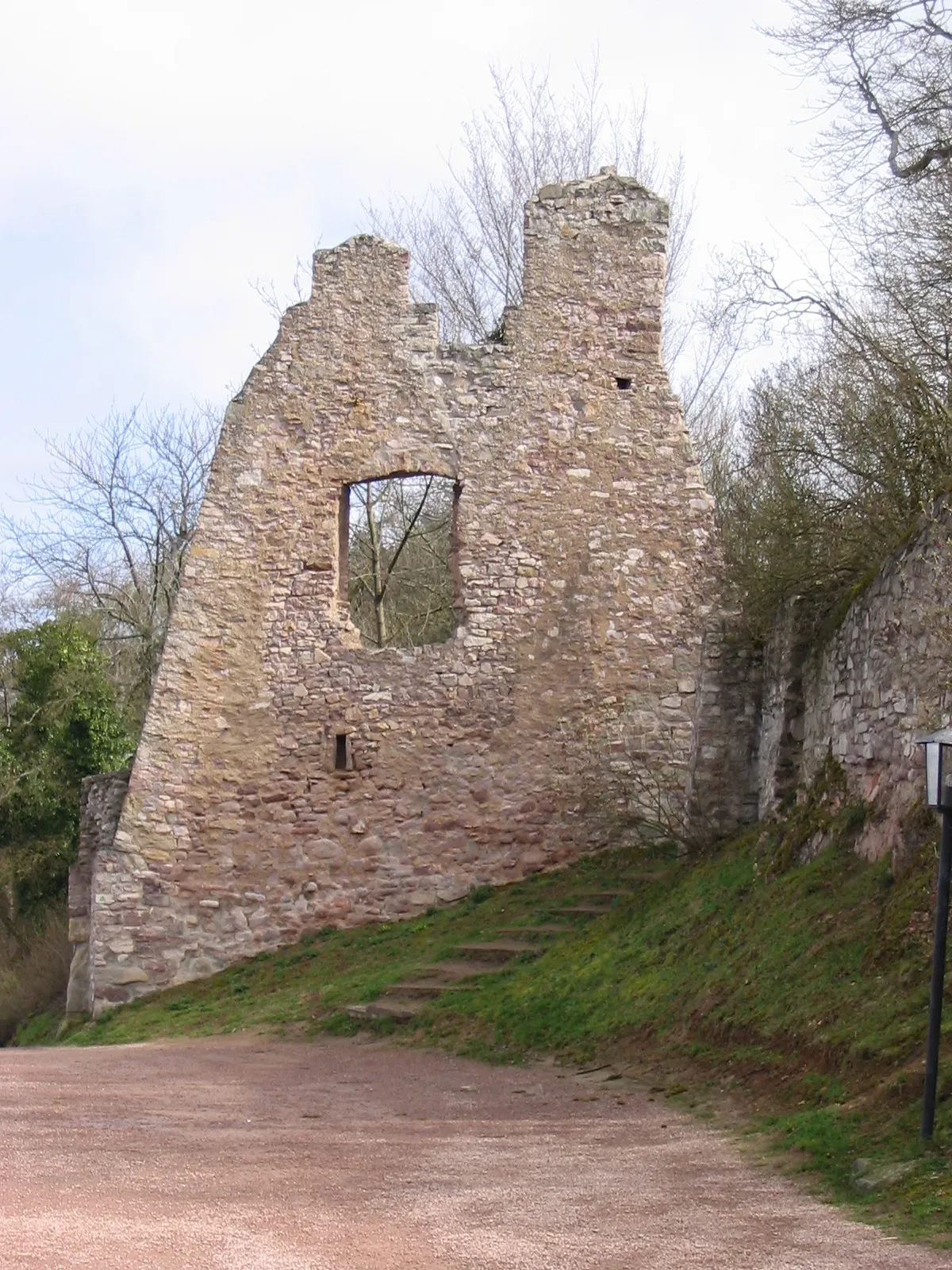 Photo showing: Altenbaumburg. Blick Richtung Aufgang zur Mittelburg von der Unterburg aus (heute Parkplatz)