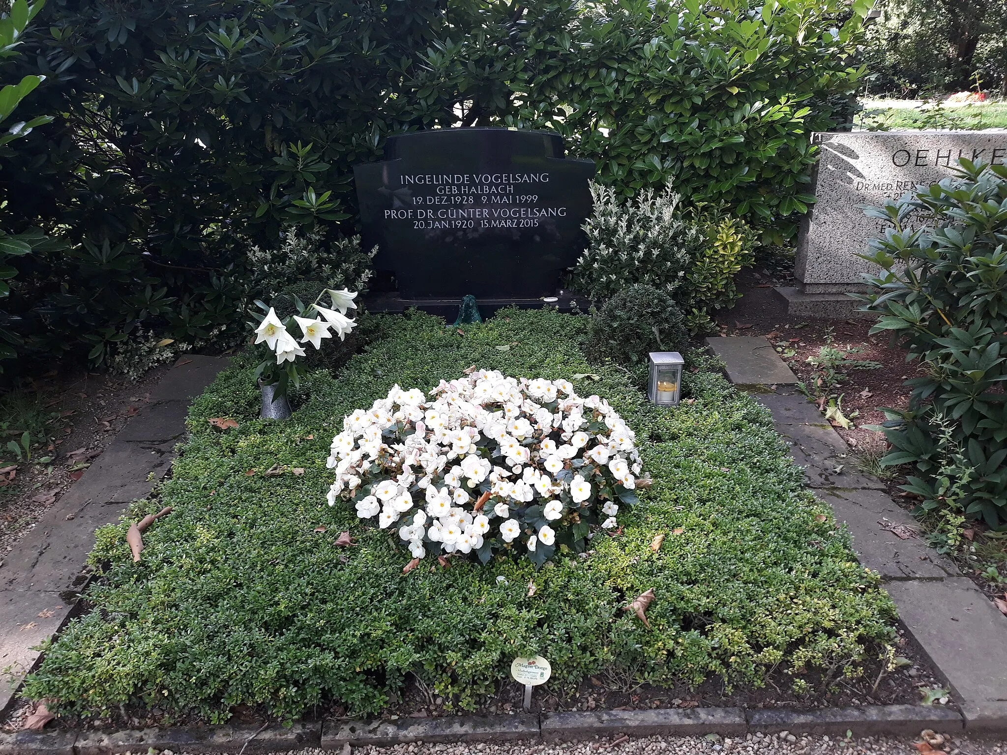 Photo showing: Das Grab des deutschen Managers Günter Voglsang und seiner Ehefrau Ingelinde geborene Halbach auf dem Südfriedhof Düsseldorf.