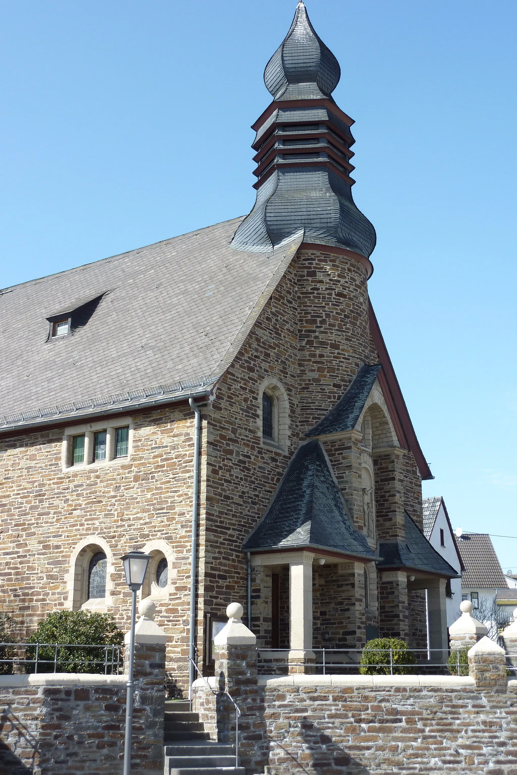 Photo showing: Außenansicht der Kirche St. Barbara in Ramersbach, einem Stadtteil von Bad Neuenahr-Ahrweiler