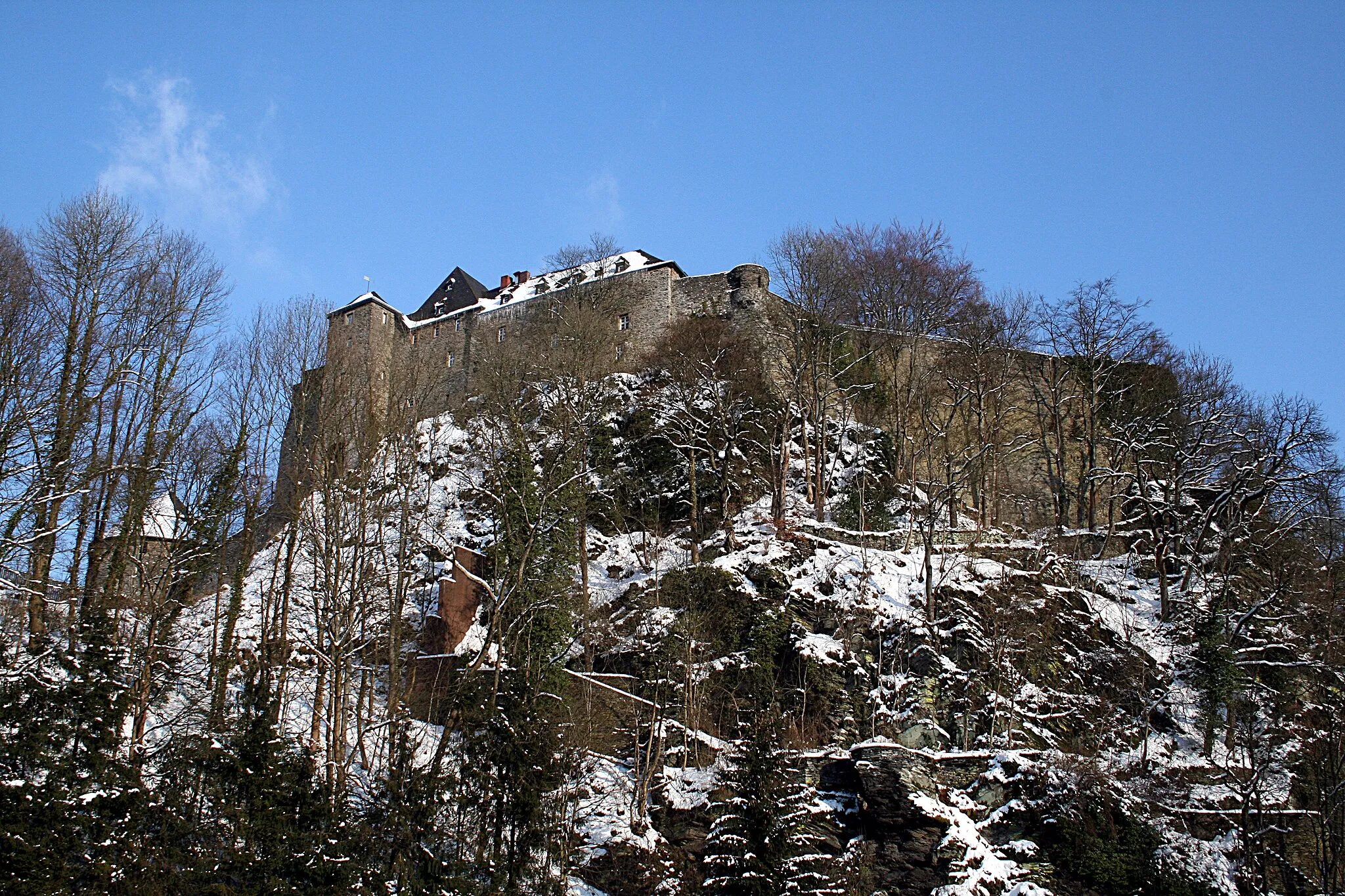 Photo showing: Monschau (Germany), the eastern walls of the castle of the Dukes of Jülich (XIIIth century).