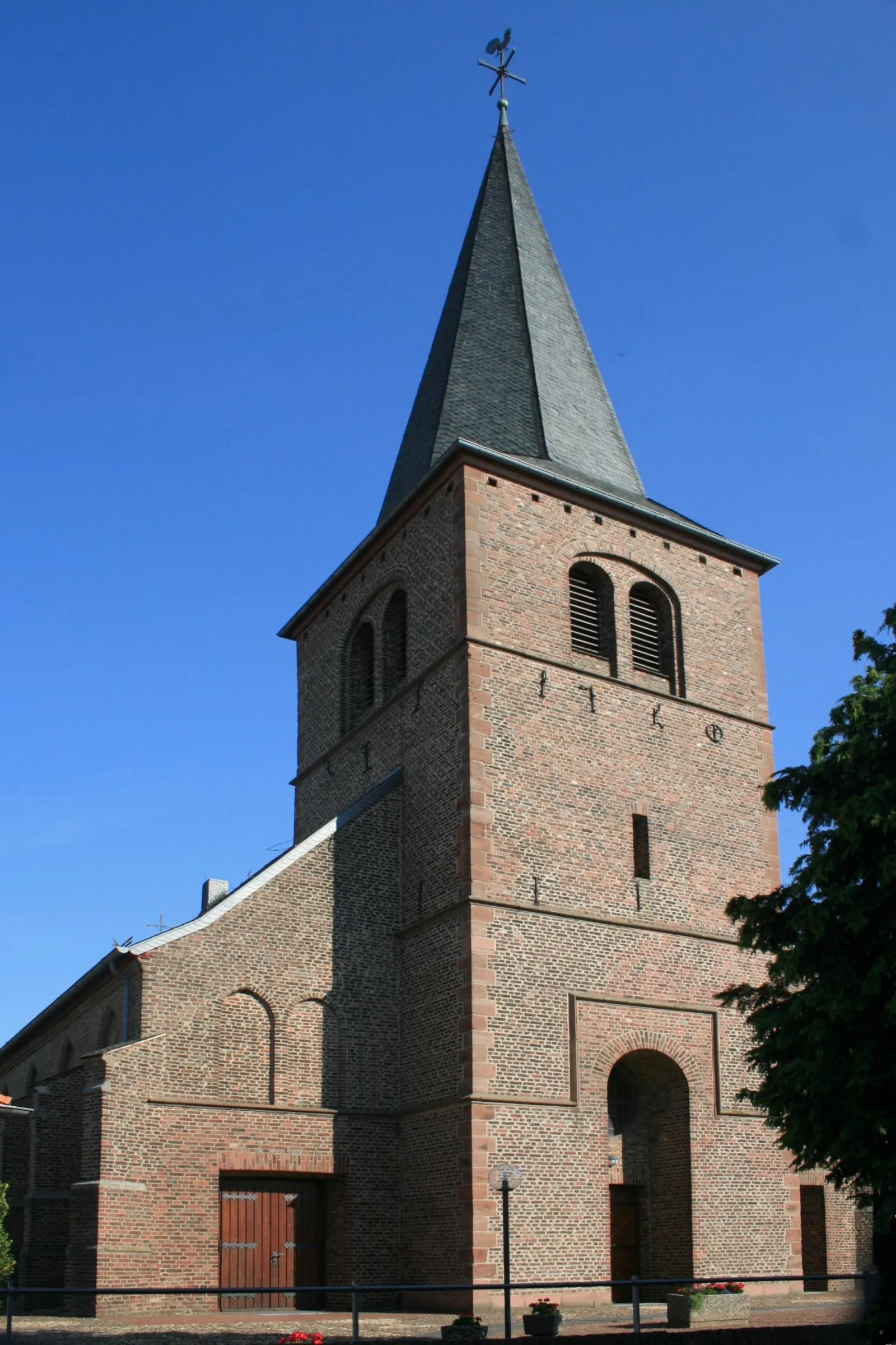 Photo showing: Cultural heritage monument No. 8 in Linnich, tower of 1750, Brick Gothic stepped hall of 15th or early 16th century