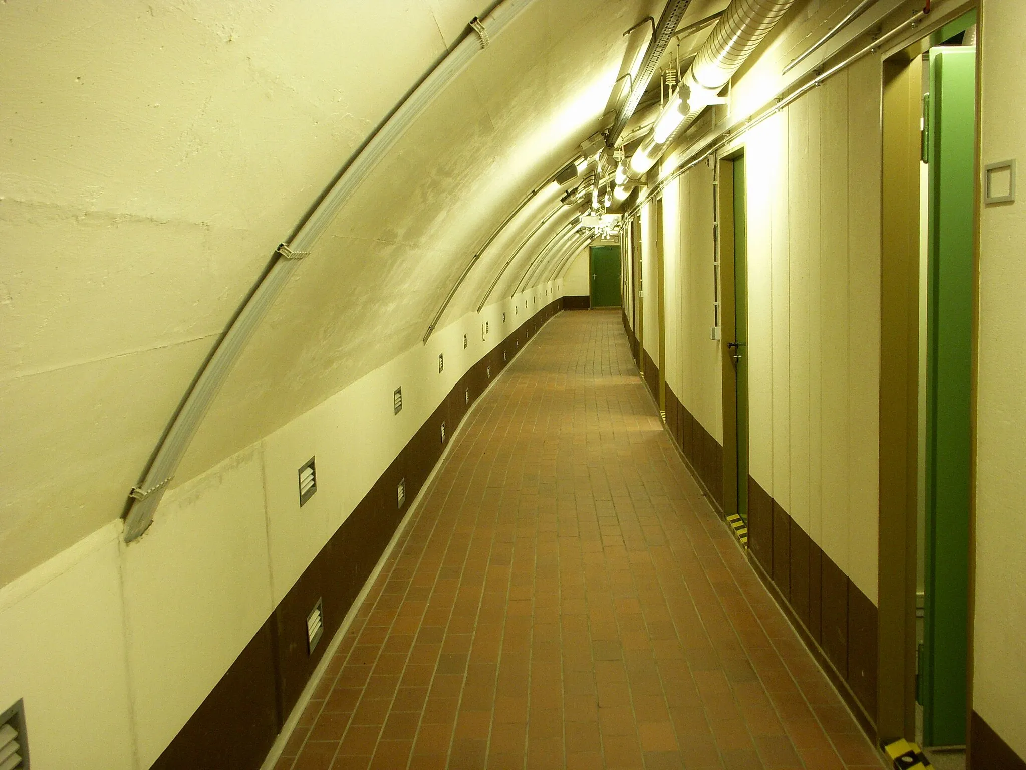Photo showing: Der Regierungsbunker im Ahrtal, oberer Korridor zu den Mannschaftsräumen