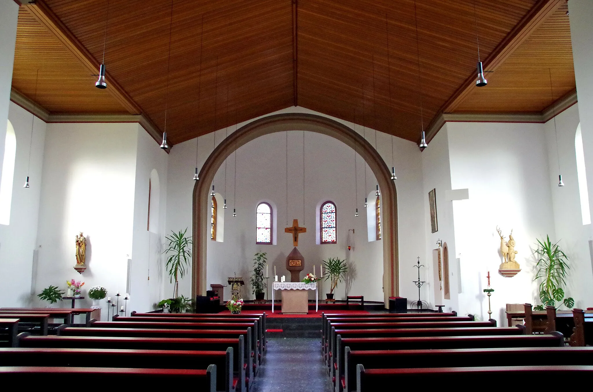 Photo showing: St. Hubertus (Udenbreth), Innenraum nach Osten mit Altar