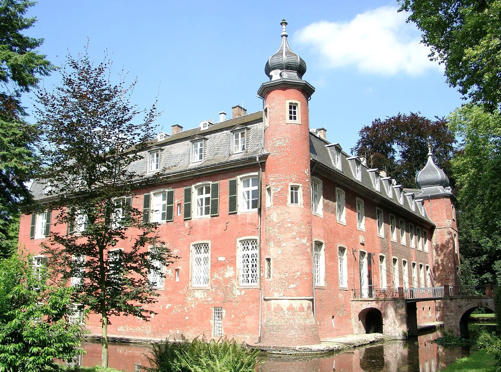 Photo showing: Schloss Gymnich in Erftstadt, an der Erft im Rheinischen Braunkohlerevier am Rande der Ville / Köln / Deutschland.