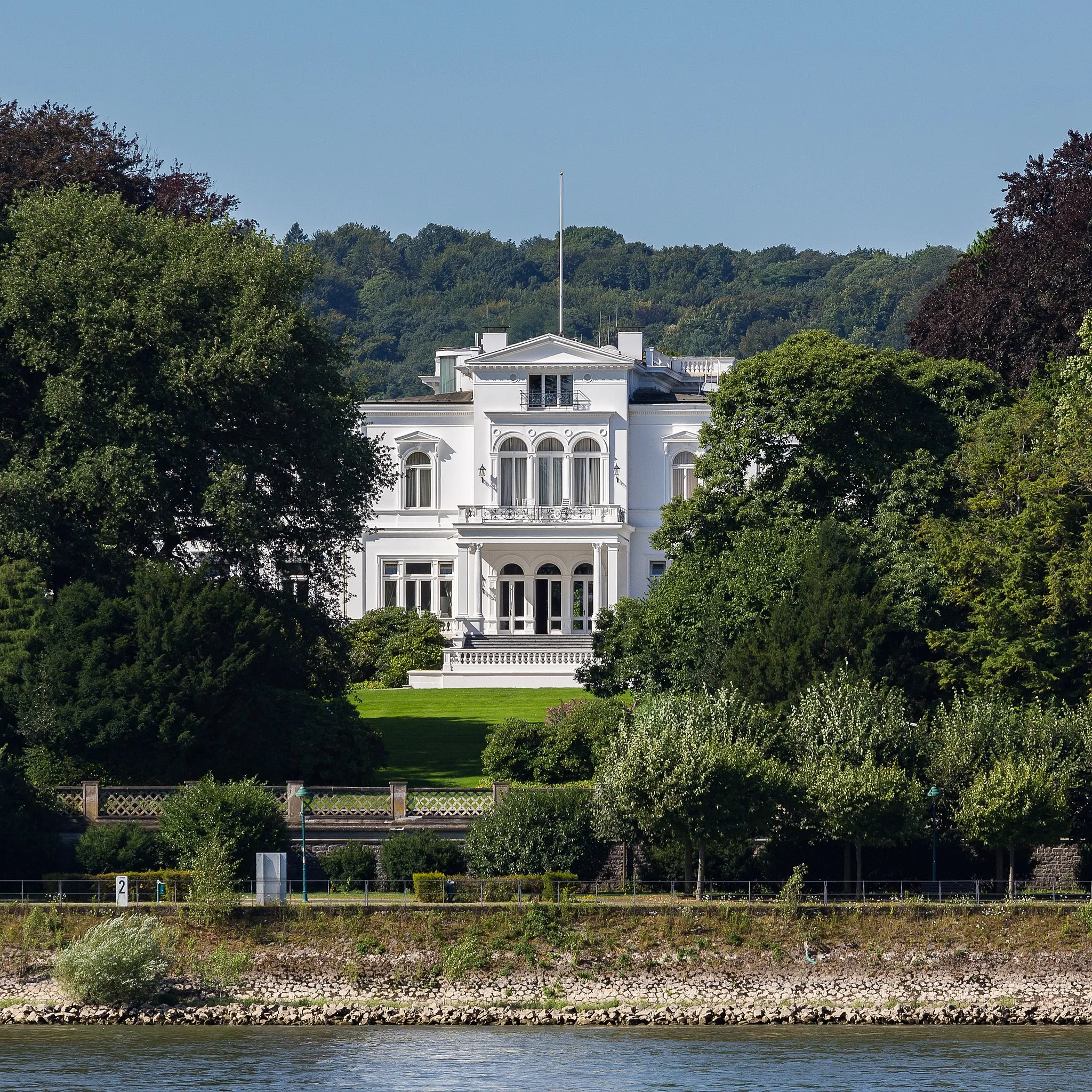 Photo showing: Hammerschmidt Villa, Bonn: river side – view from opposite Rhine river shore