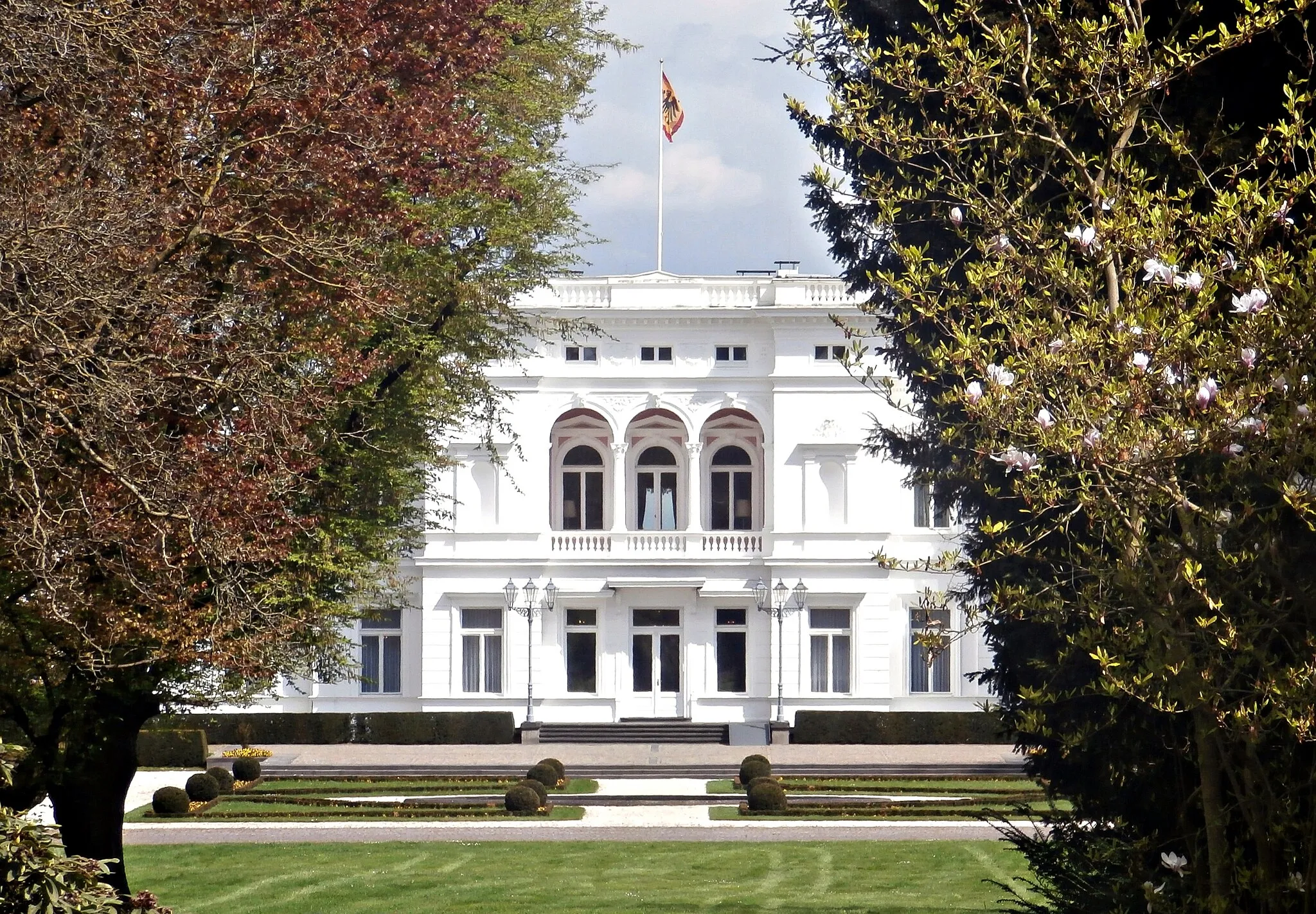 Photo showing: Villa Hammerschmidt, Adenauerallee 135, Bonn-Gronau: Standarte des Bundespräsidenten während des Staatsakts für Hans-Dietrich Genscher in Bonn