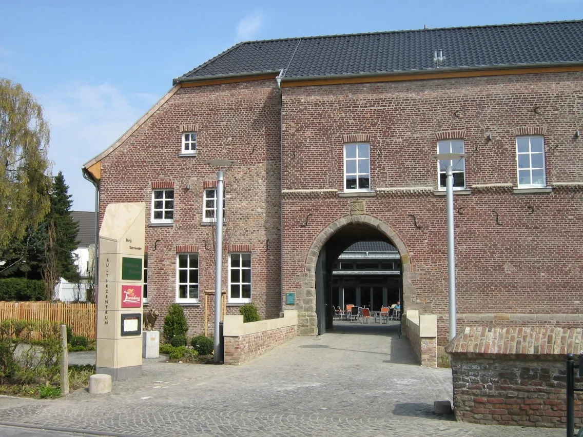 Photo showing: Das Kulturzentrum in Baesweiler

This is a photograph of an architectural monument. It is on the list of cultural monuments of Baesweiler, no. 4.