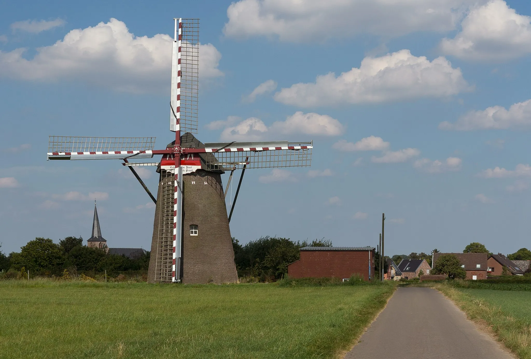Photo showing: Waldfeucht, windmill with church in background