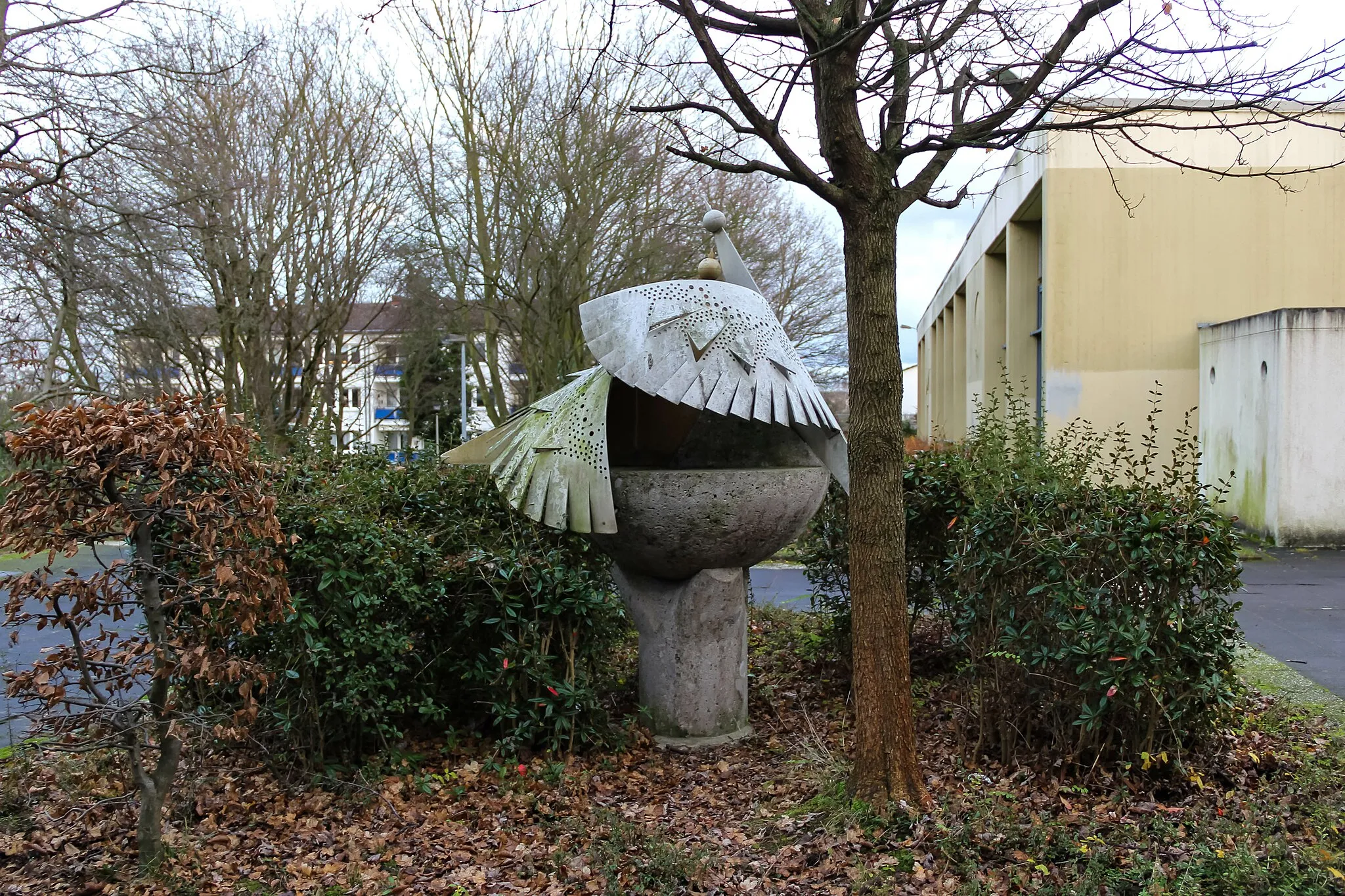Photo showing: Vogelnest; Die Skulptur befindet sich an der Finkenhofschule und wurde 1967 dort aufgestellt.