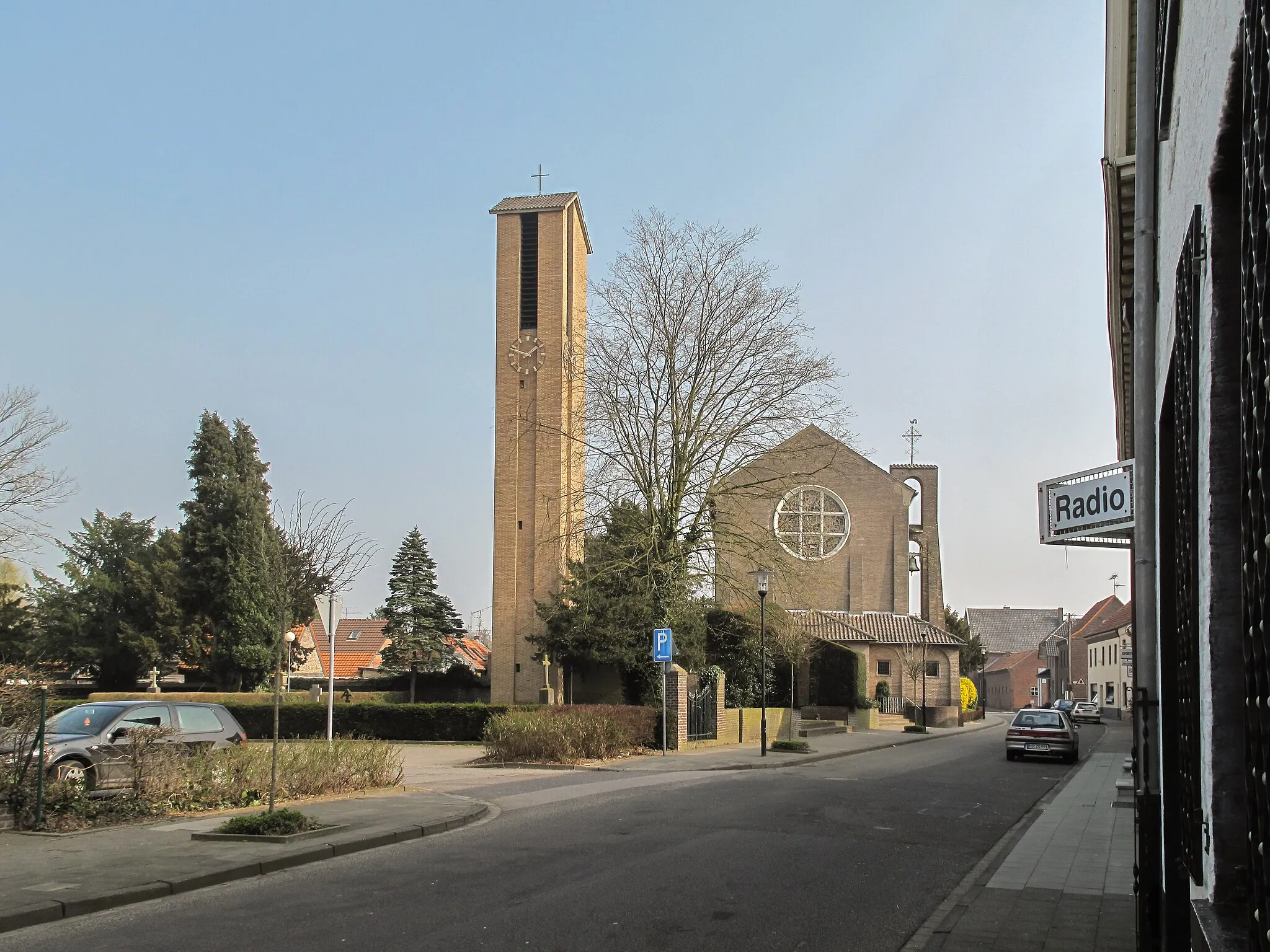 Photo showing: Höngen, church in the street