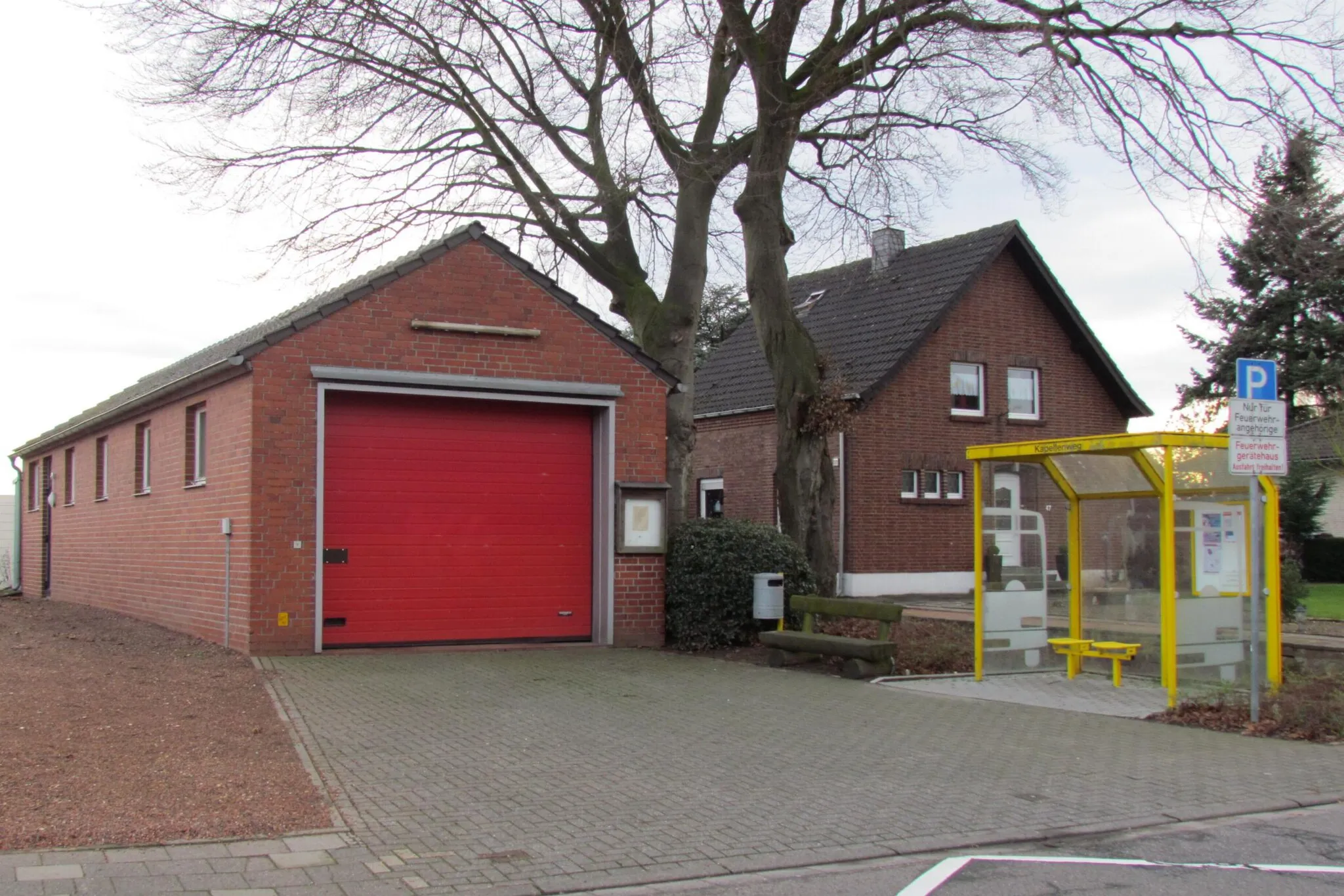 Photo showing: Feuerwehrhaus und Bushaltestelle in Niederheid