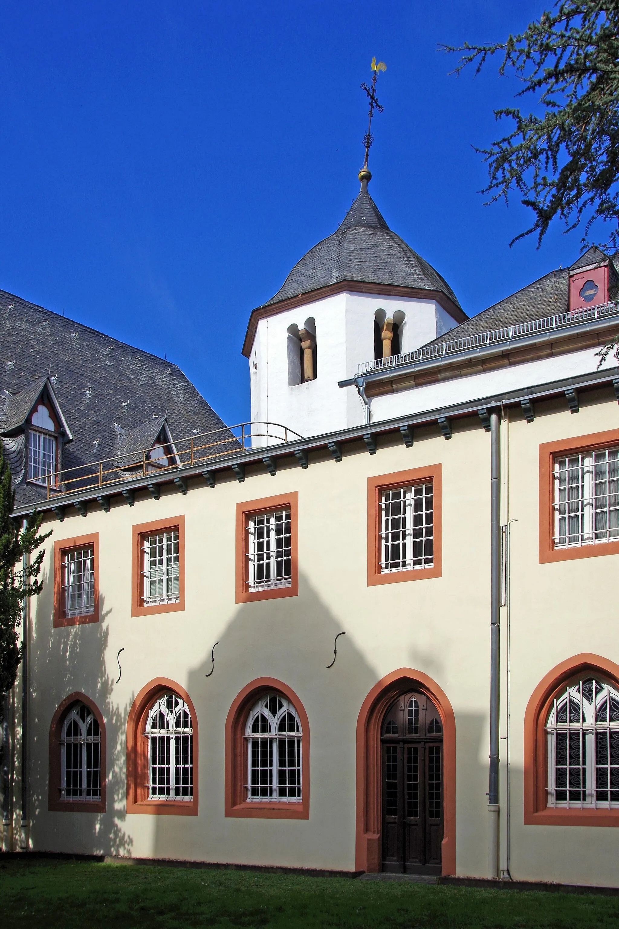 Photo showing: Kloster Marienborn (Eifel), Innenhof, Südansicht
