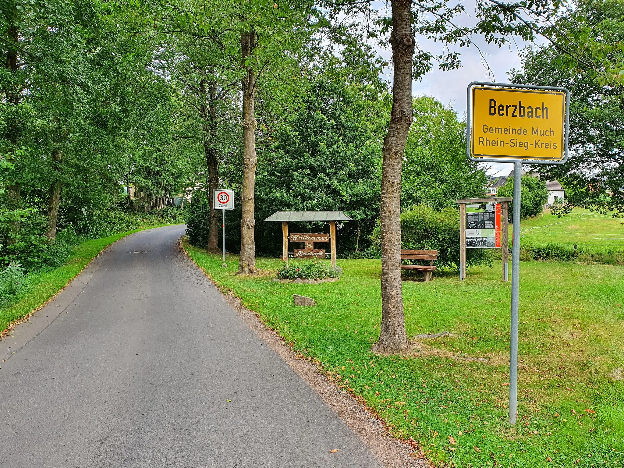 Photo showing: Der Ortseingang von Berzbach, einem Ortsteil der Gemeinde Much im Rhein-Sieg-Kreis in Nordrhein-Westfalen.