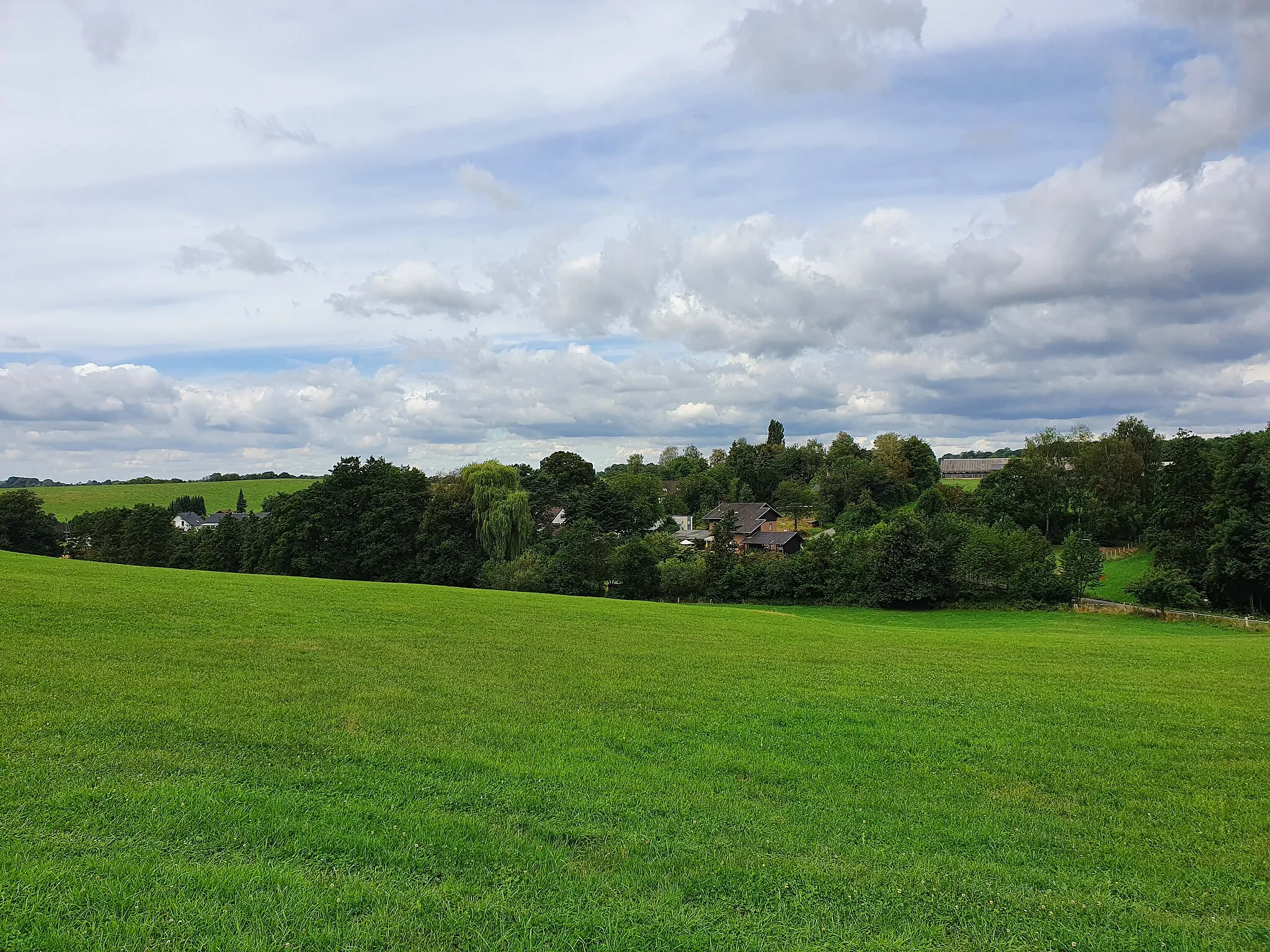 Photo showing: Blick vom Marienfelder Sportplatz nach Berzbach.