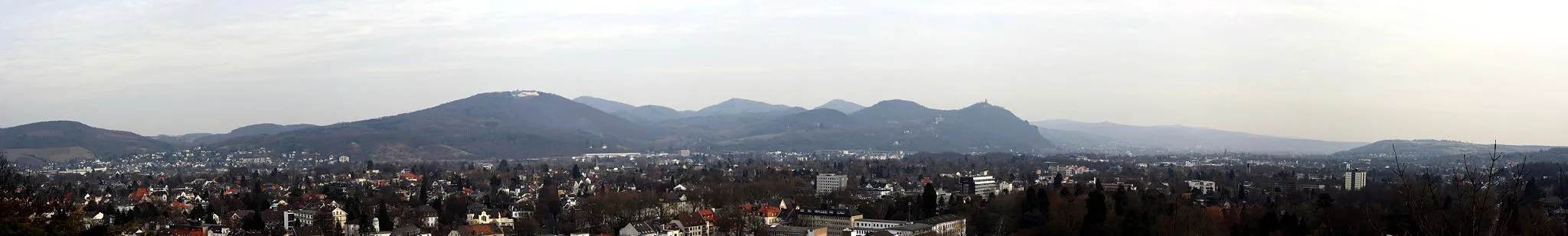 Photo showing: Panoramasicht von der Burg Godesburg in Bad Godesberg in Bonn. Im Vordergrund Bad Godesberg, im Hintergrund das Siebengebirge