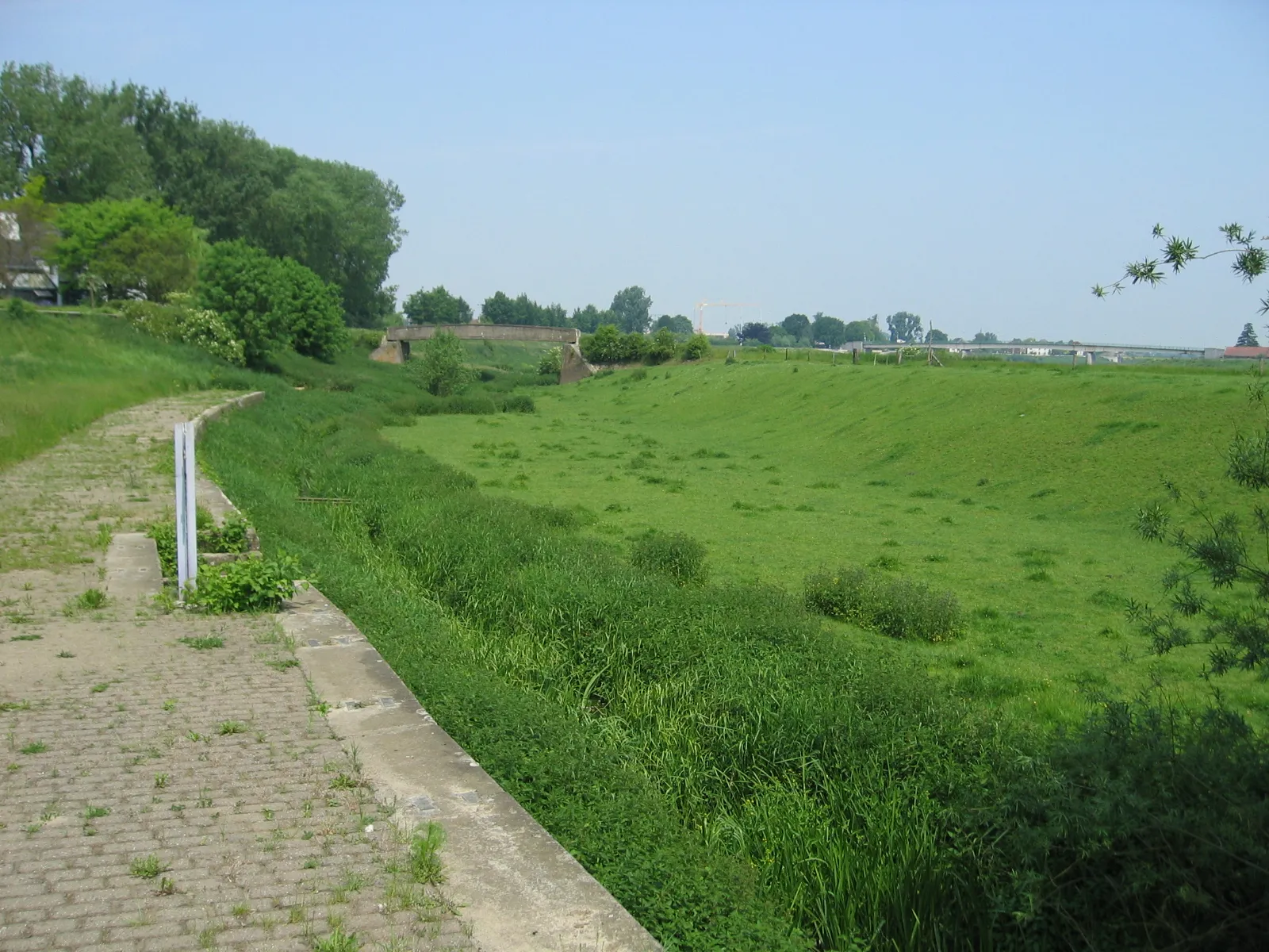 Photo showing: Quay of the former harbor of Maaseik. The currently dried up river was an ancient arm of the Meuse River.