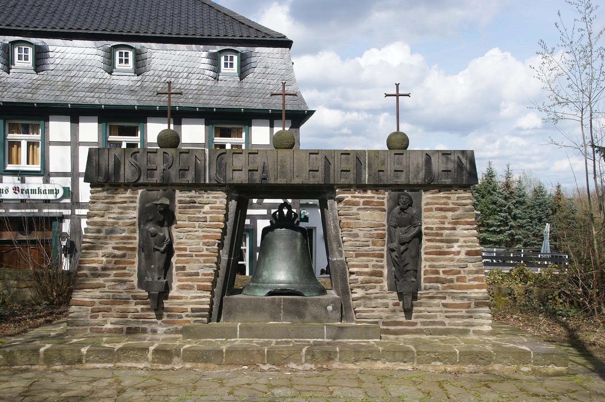 Photo showing: Denkmal auf dem Kirchenvorplatz in Königswinter-Oberpleis