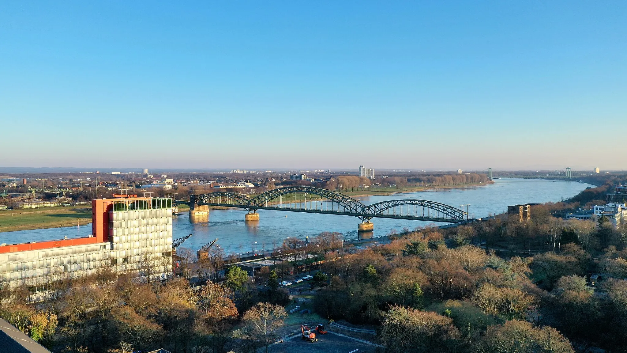 Photo showing: Die Kölner Südbrücke ist eine Eisenbahnbrücke. In dieser Drohnenaufnahme aus 50 m Höhe ist sie unbefahren an einem Wintersonntag zu sehen.
