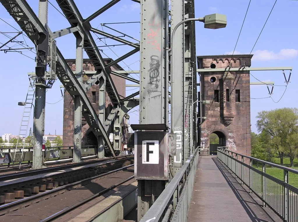 Photo showing: Köln-Poll, Südbrücke (Türme auf der rechten Rheinseite); Ausleger für 110-kV-Bahnstromleitung Köln–Sindorf