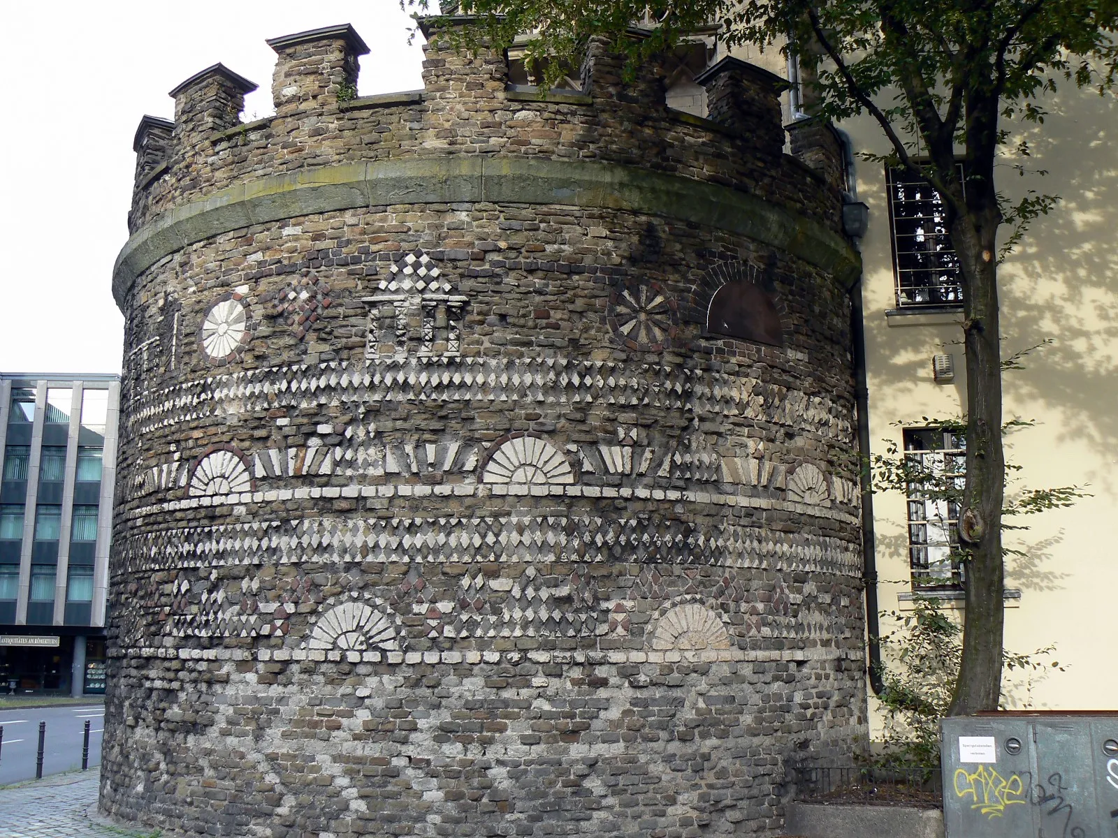 Photo showing: The Roman Tower in Cologne. Northwestern corner tower of the Roman city fortifications, built: around 50 A.D. Chr.
