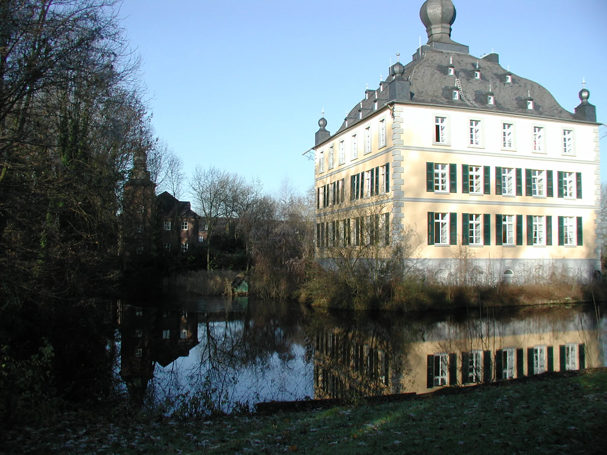 Photo showing: Burg Kendenich, Herrenhaus und Wassergraben
