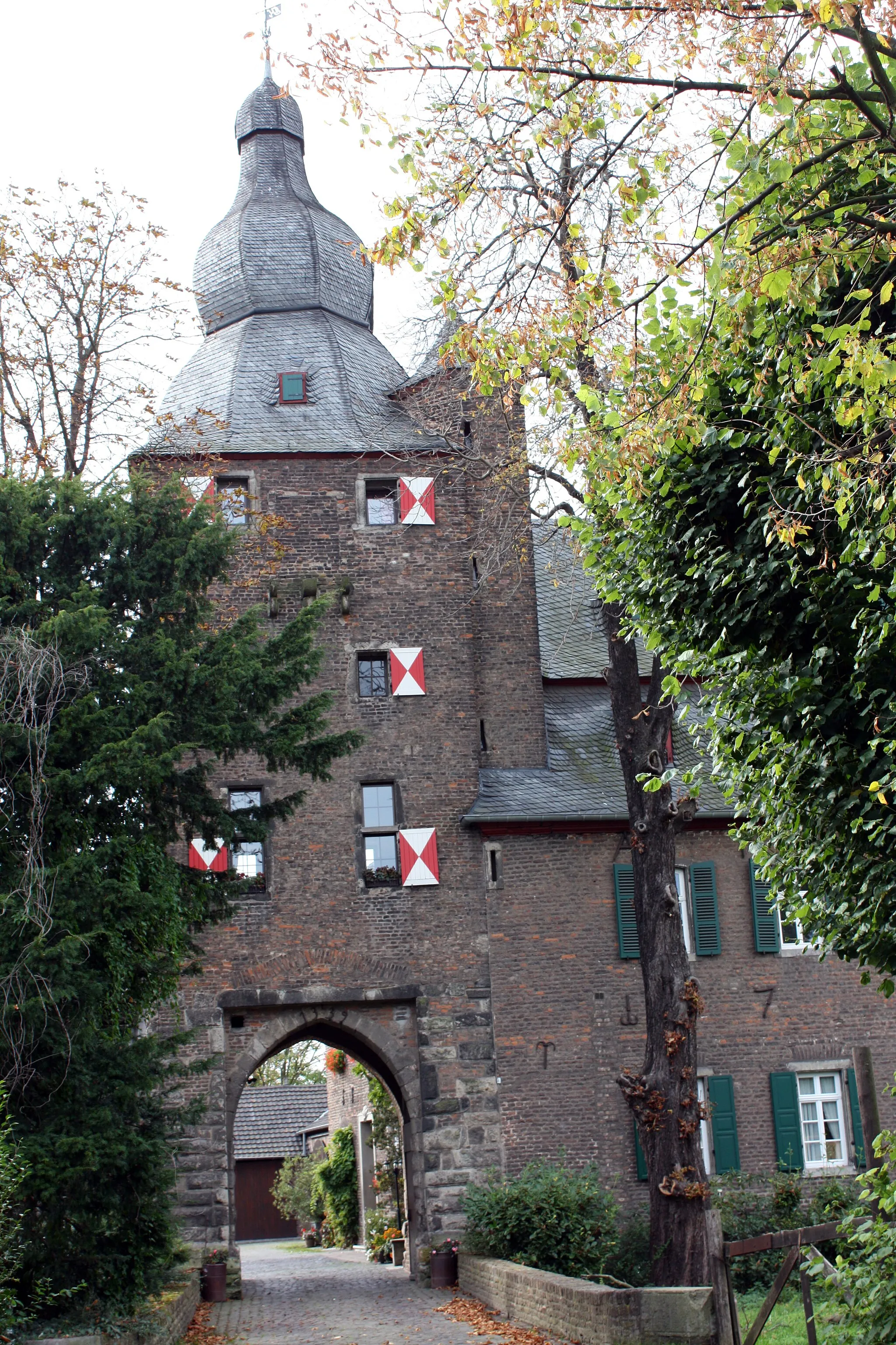 Photo showing: Burg Efferen, Zugang