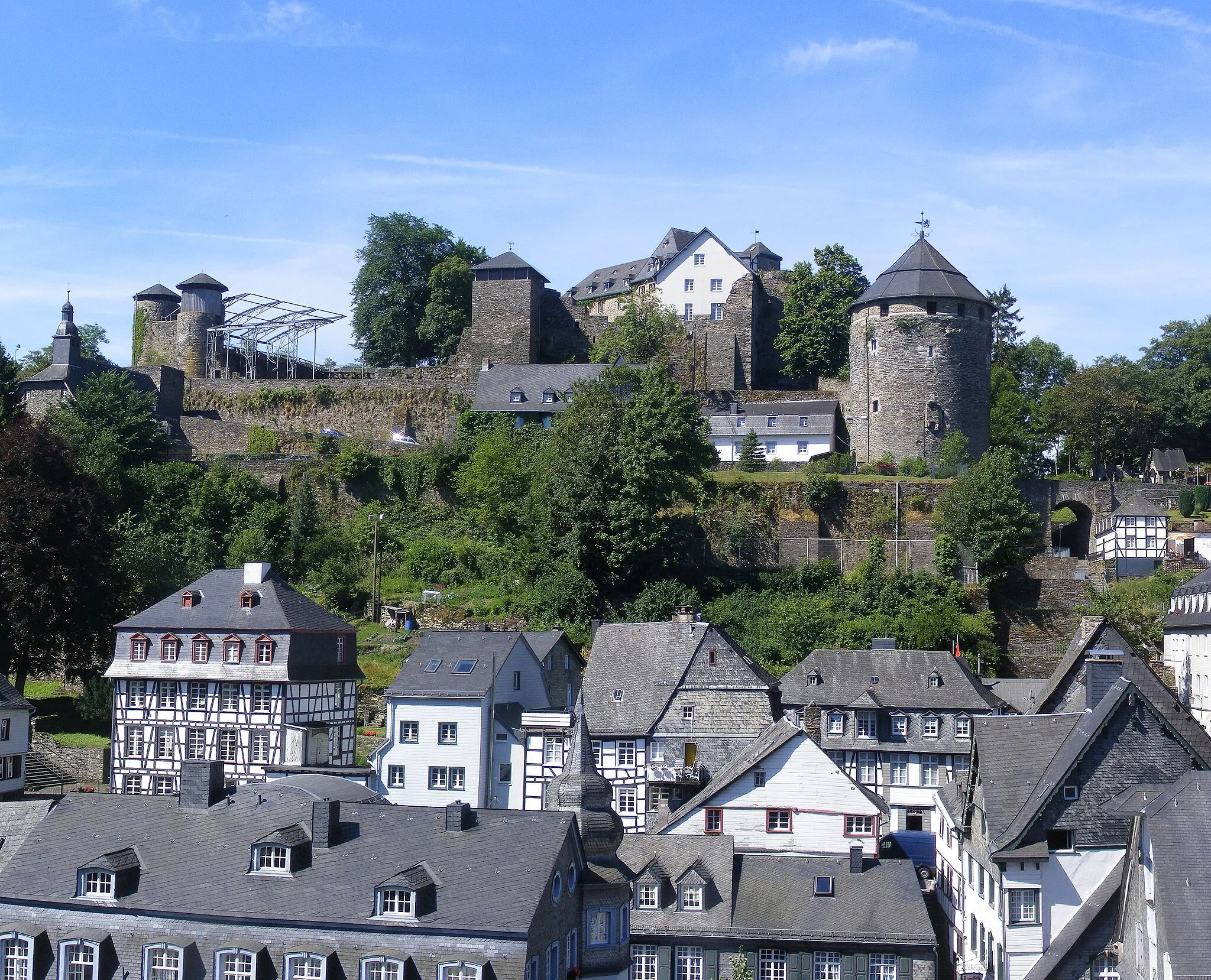 Photo showing: Burg Monschau 2010 Zu erkennen sind die älteren Mauern, Jugendherberge und die Eisengestelle für die Monschau klassik