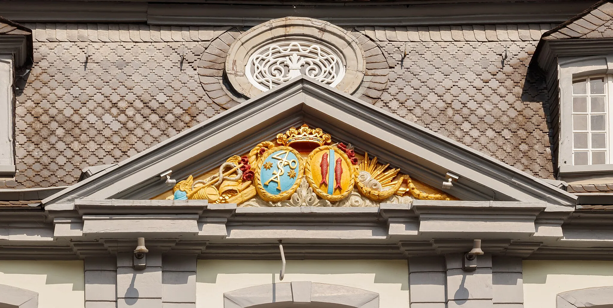 Photo showing: Heraldic pediment at the facade of the Haus Troistorff with the coat of arms of family of Matthias Peter Wolfgang Troistorff (1737- 1784) (left), and of the family of his wife Magdalena Catharina nee Böcking (1742- 1812) (right), 18 Laufenstraße, Monschau, North Rhine-Westphalia, Germany.