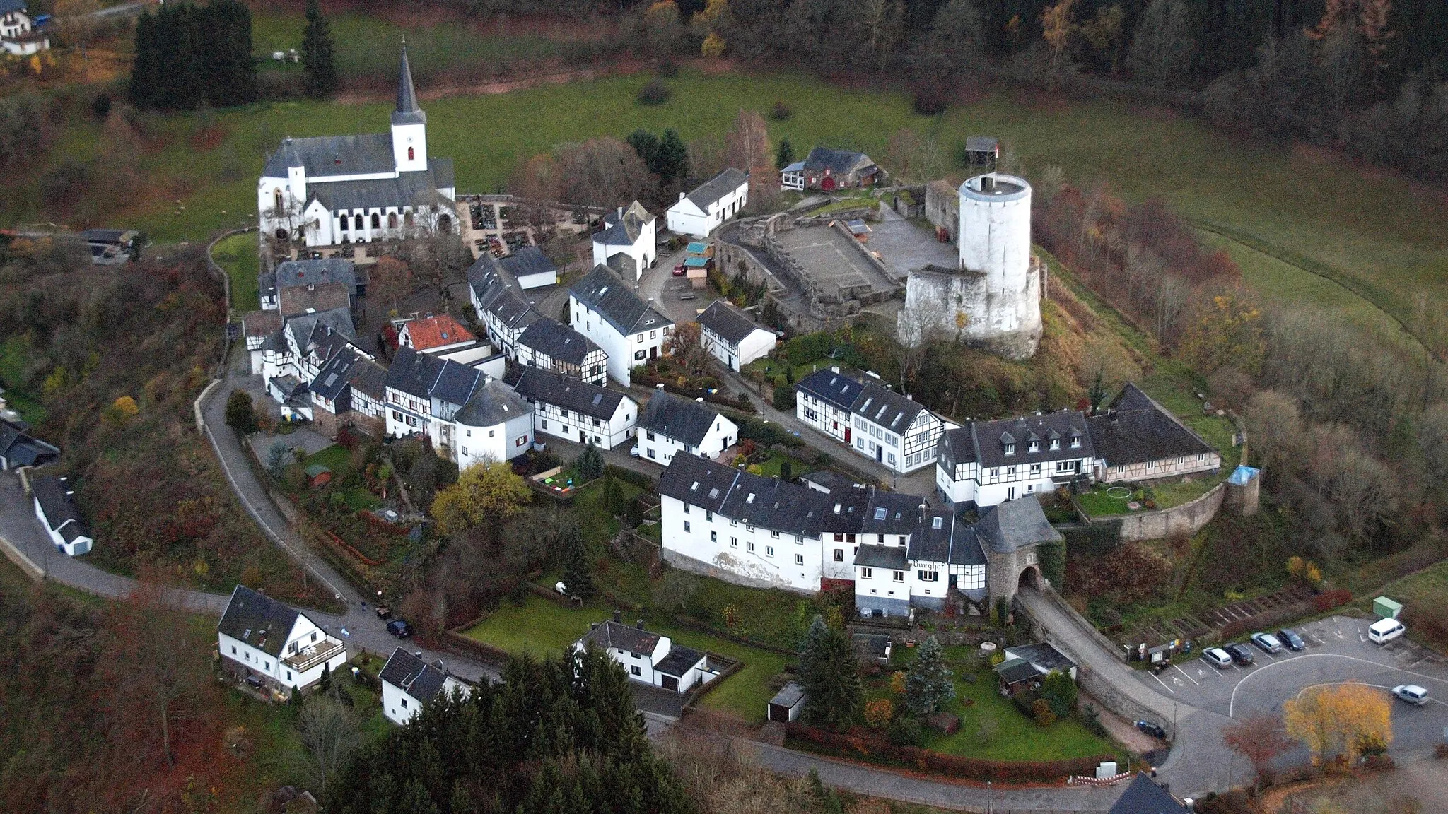 Photo showing: Burg Reifferscheid, Luftaufnahme (2015)