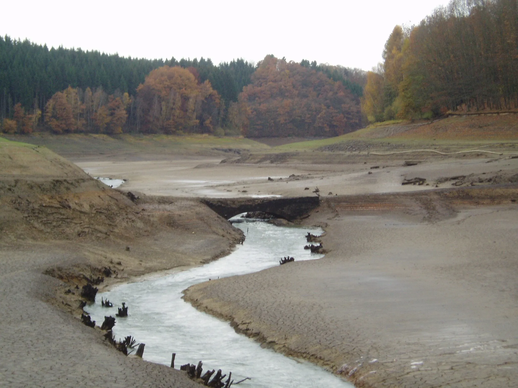 Photo showing: Brücke im Stausee der Wahnbachtalsperre, die Brücke liegt bei Vollstau unter der Wasseroberfläche, fotografiert am 18.11.2006