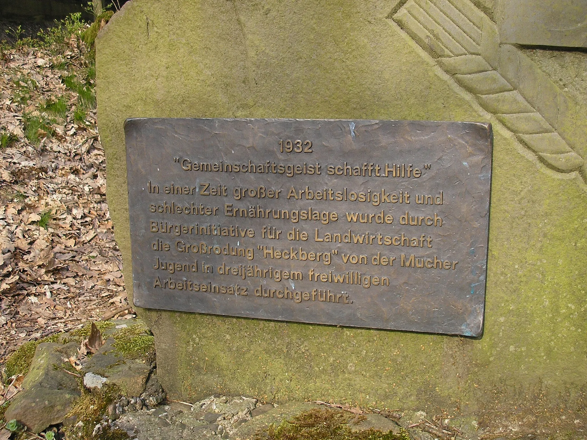 Photo showing: Erinnerungstafel auf dem Heckberg in der Gemeinde Much.
