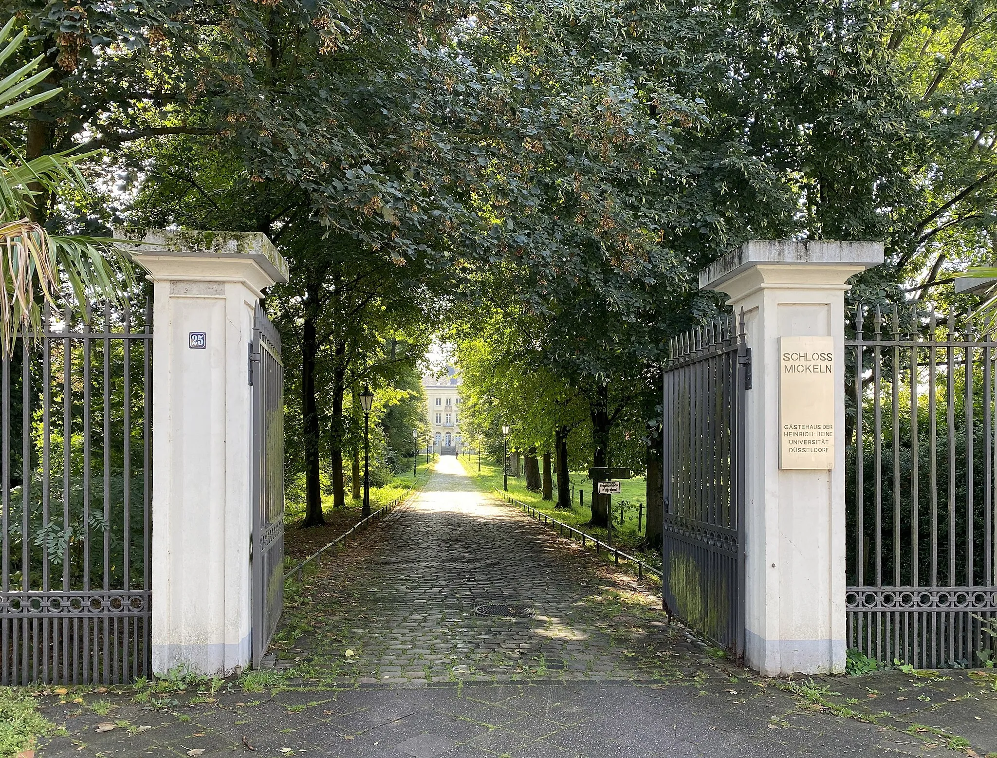 Photo showing: Schloss Mickeln - Nordeingang mit Schlossallee