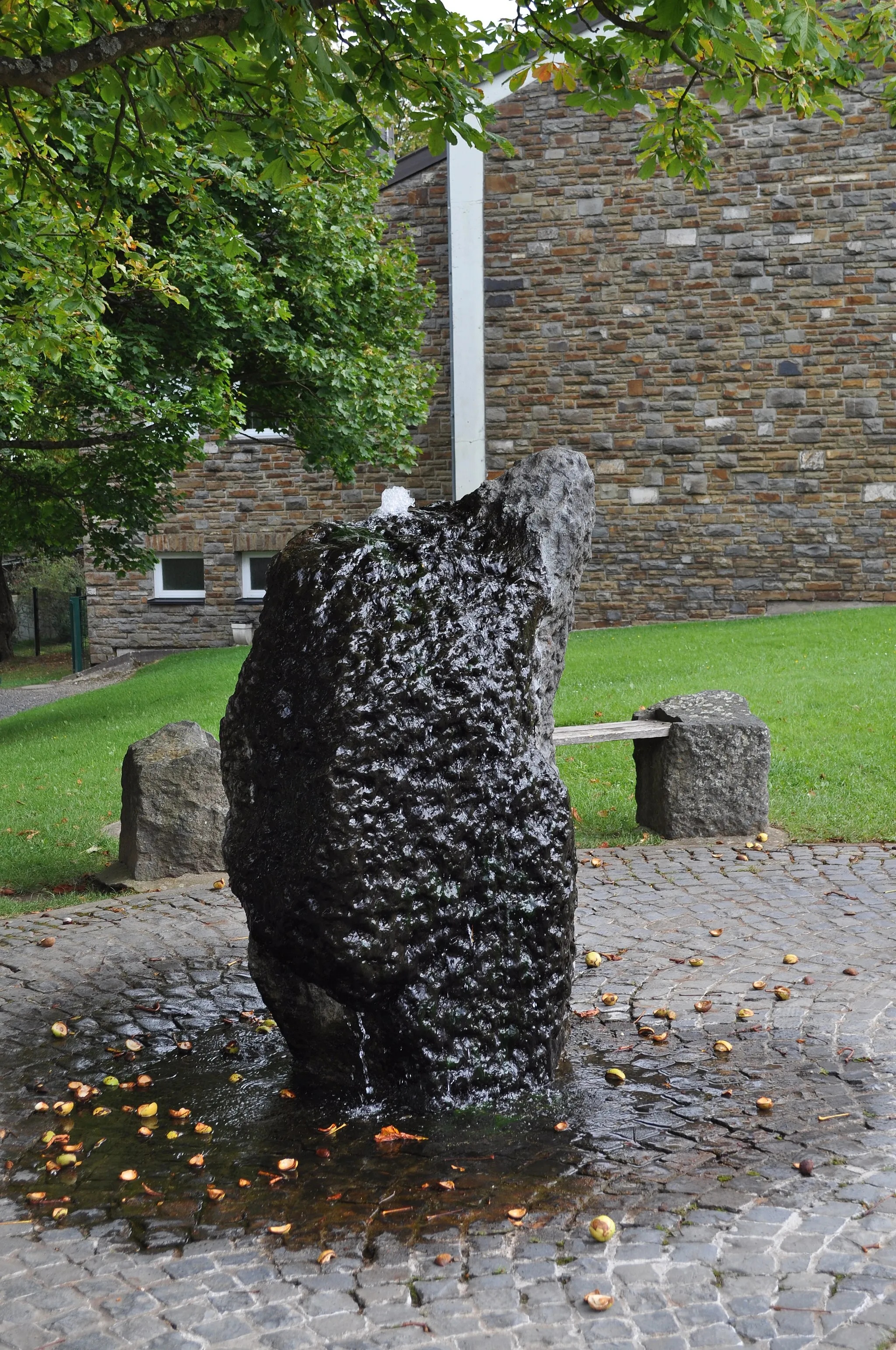 Photo showing: Brunnen hinter der Kirche in Krunkel