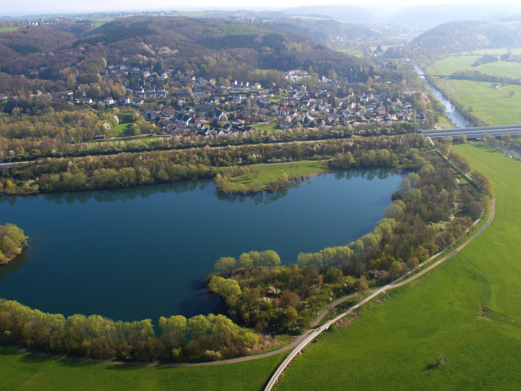 Photo showing: Allner mit dem Allner See und der Bundesautobahn 560; außerdem ein Teil des Naturschutzgebiets „Siegaue“ (NSG SU-093), wobei der See nicht dazu gehört.