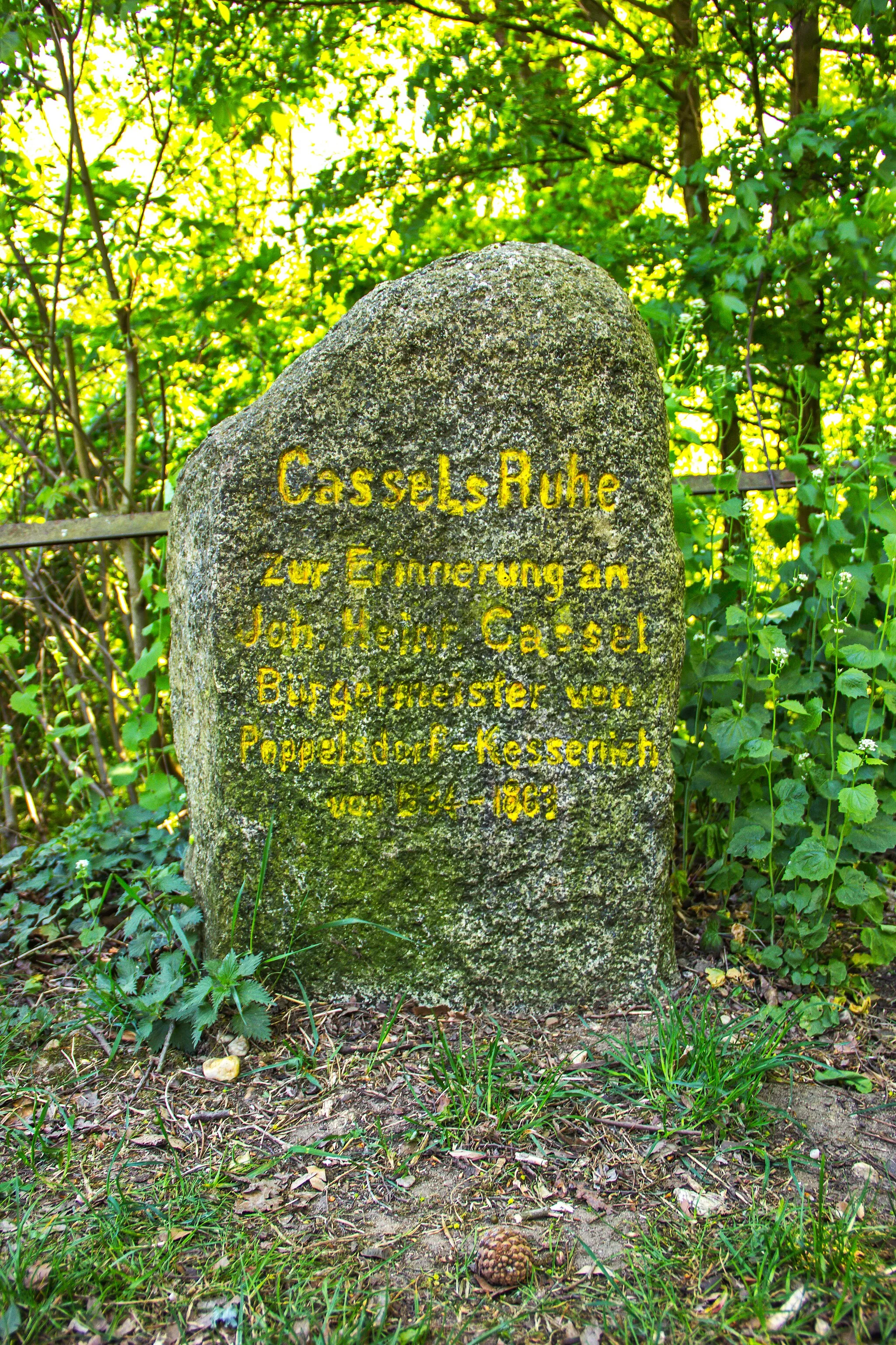 Photo showing: Casselsruhe; Zum silbernen Dienstjubiläum des Poppelsdorfer Bürgermeisters Heinrich Cassel wurde an dessen Lieblingsplatz, auf dem Venusberg,  eine Ruhebank mit der Inschrift Casselruhe aufgestellt. Nach dem Ersten Weltkrieg wurde an dieser Stelle ein Gedenkstein errichtet.