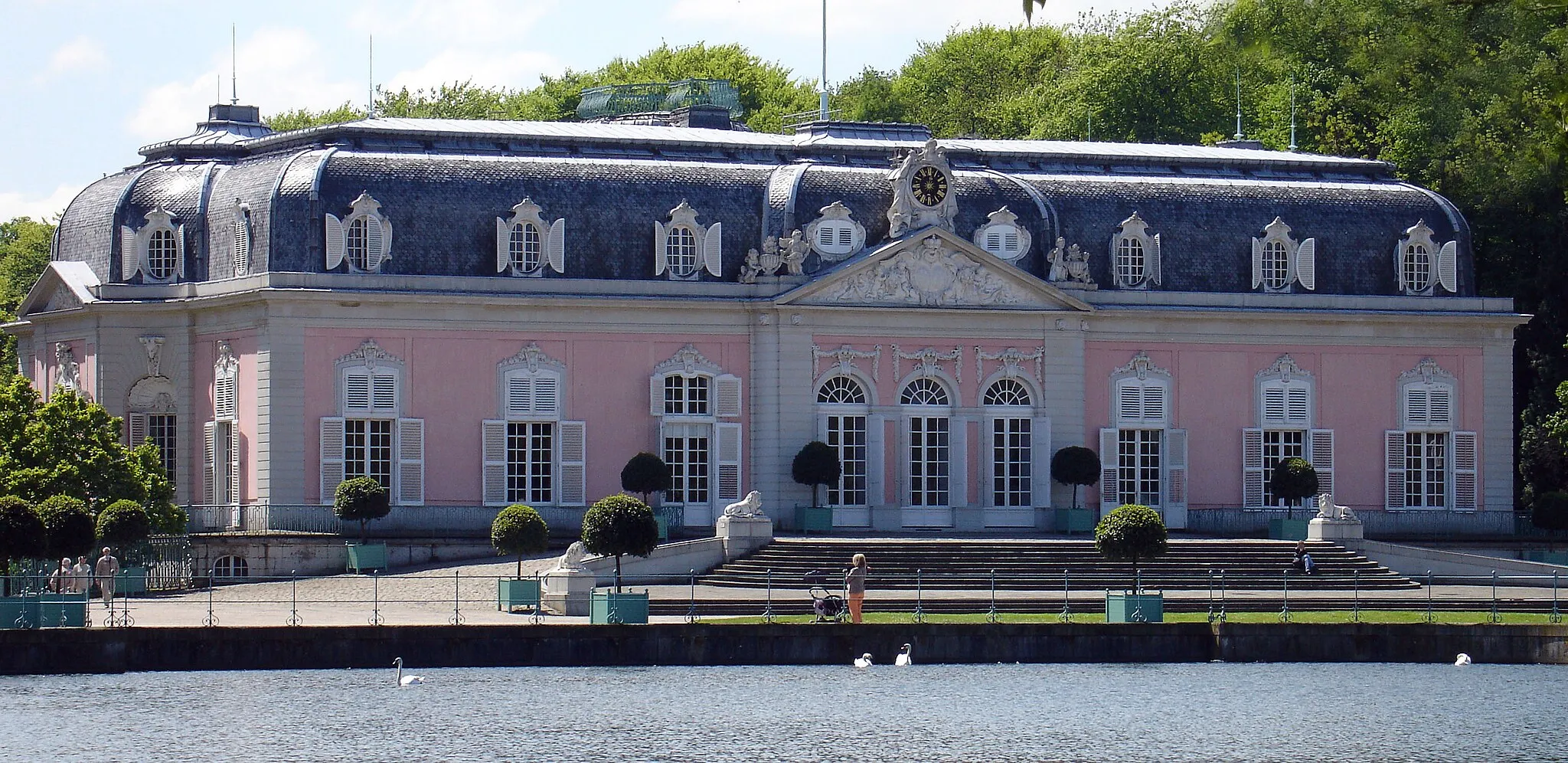 Photo showing: Schloss Benrath near Düsseldorf, main building, front view.