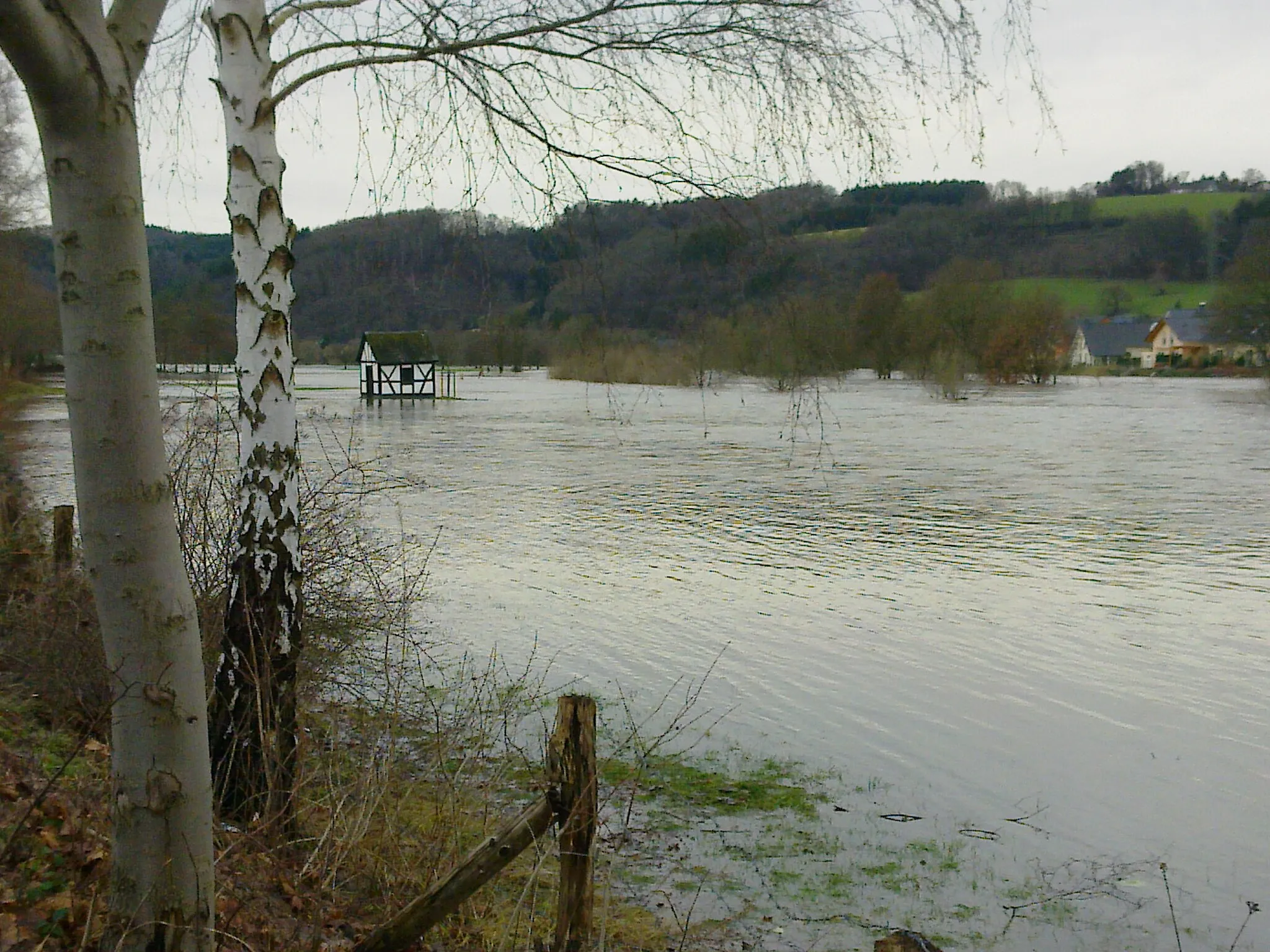 Photo showing: Januarhochwasser der Sieg 2011. Das Heiligenhäuschen in Eitorf-Halfterfähre wird von der Sieg umspült.