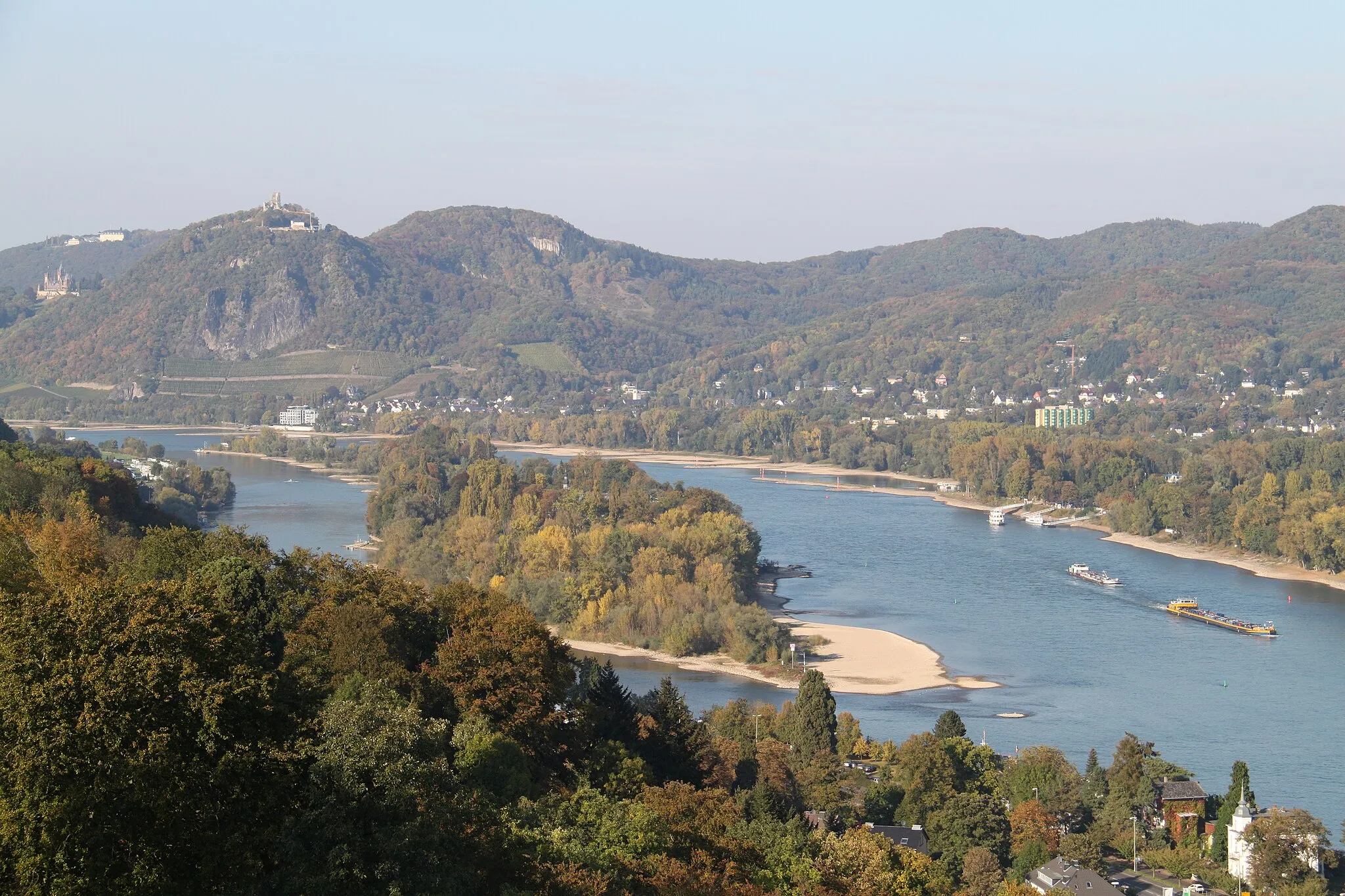 Photo showing: Blick vom Aussichtsturm des Wildpark Rolandseck über die Rheininsel Nonnenwerth Richtung Drachenfels