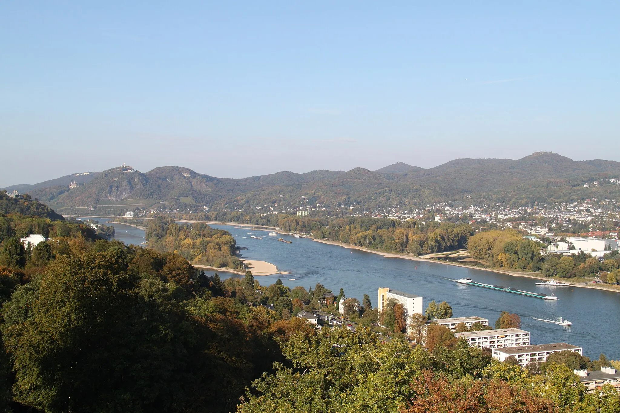 Photo showing: Blick vom Aussichtsturm des Wildpark Rolandseck über die Rheininsel Nonnenwerth Richtung Drachenfels