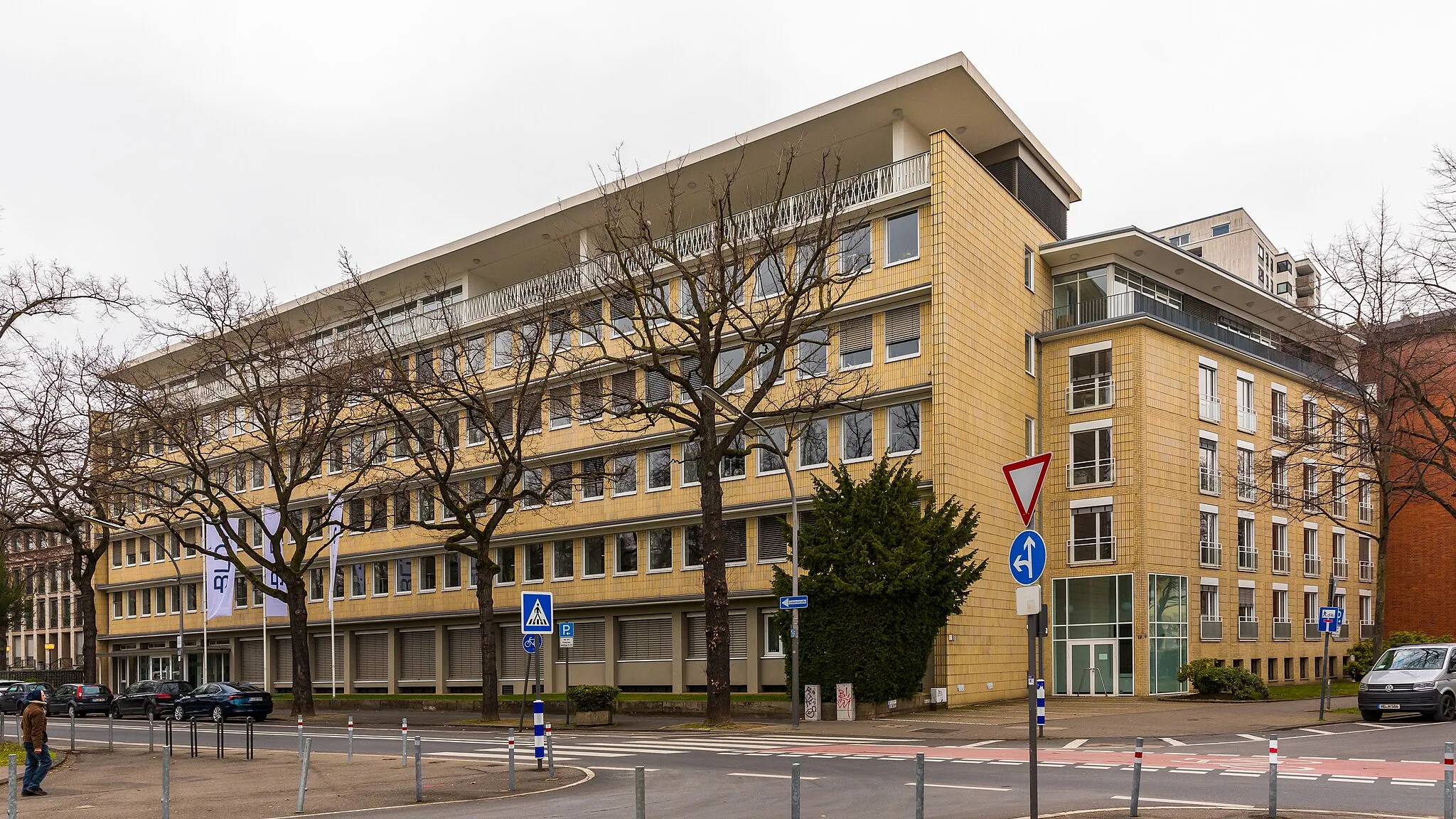 Photo showing: Bürogebäude Theodor-Heuss-Ring 13-15 und 17 (rechts zur Clever Straße hin), Köln