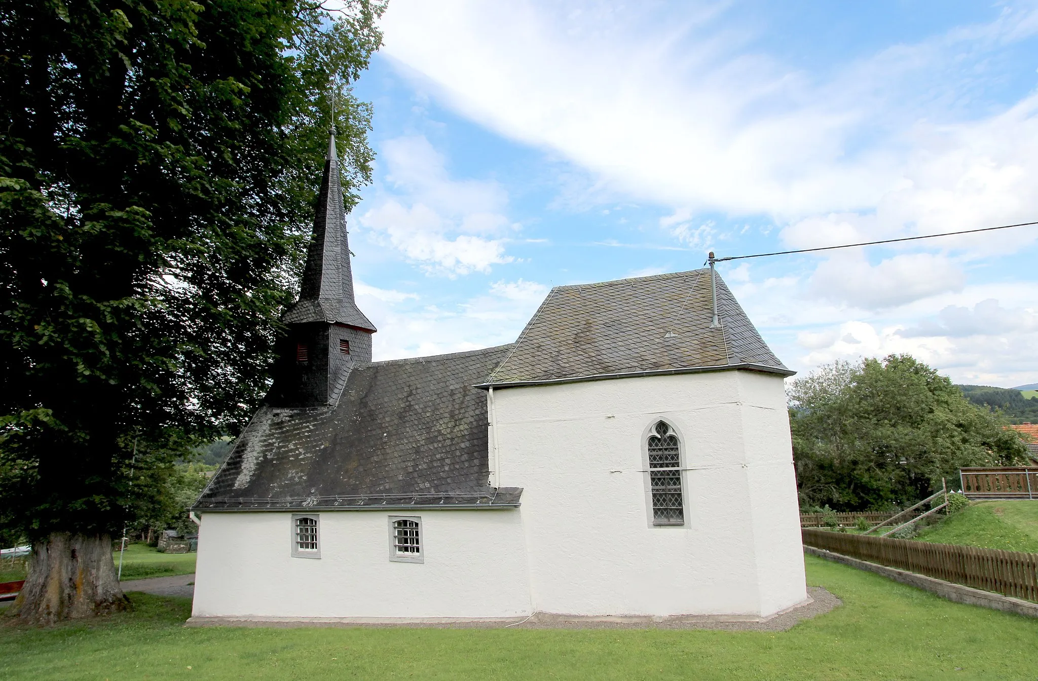 Photo showing: 53518 Kottenborn, Kirchstraße. Katholische Filialkirche St. Antonius der Einsiedler. Chor bezeichnet 1525, Saalbau aus dem 17. Jahrhundert; Grabkreuz, bezeichnet 1673; Gesamtanlage mit umgebendem Areal. Aufnahme von 2017.