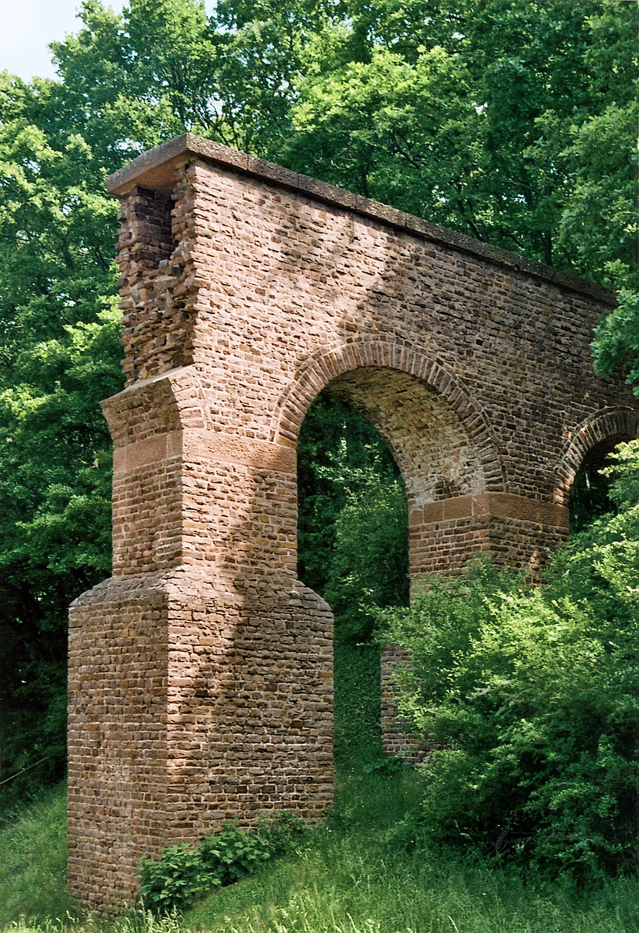 Photo showing: 1961 reconstructed Roman Eifel aqueduct near Mechernich-Vussem, Germany.