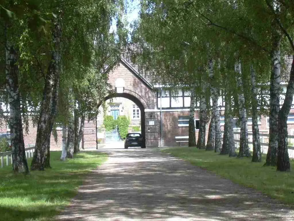 Photo showing: Die Einfahrt zur Burg Sievernich